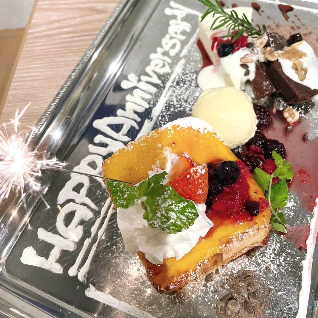 WIRED CAFEのインスタグラム：「WIREDでお祝いできます！ 友達、大切な人の誕生日に、 お祝いに。 バースデーだけじゃなくても 結婚祝い、出産祝い、就職祝い等、いろんなプレートでご用意できます。  このプレートは新宿ルミネエスト店！ シェアできる大きさでみんなで食べれるところも素敵なプレート。 ホイップで書かれた文字はテンションあがりますね、 わー！ってなります。笑  WIRED CAFE各店、 バースデープレートのご予約も承っています！ 予約方法は各店で異なる場合があるので、電話でご予約をお願いいたします。  カフェで、お祝いしましょう  #wiredcafe  #バースデープレート　#誕生日 #フレンチトースト　#チーズケーキ」