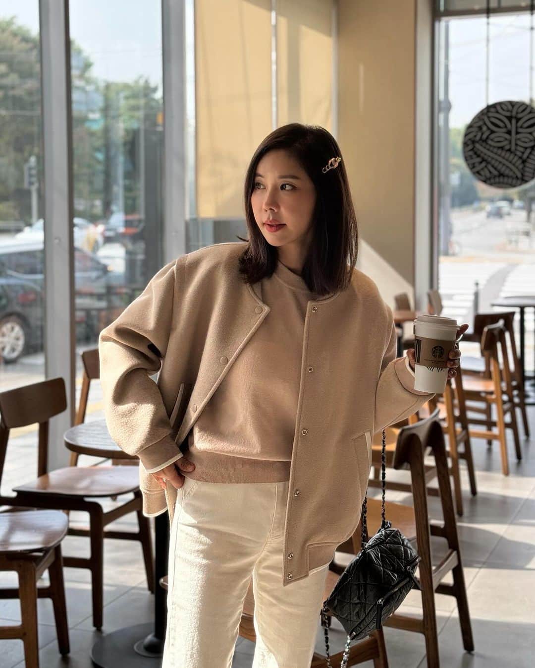 のインスタグラム：「저런.. 바시티자켓 2차 프리오더도 곧 품절될거 같아요😭 바로배송 주문주신 고객님들 주문건은  오늘 전량 출고예정이고 2차 프리오더 주문 주신 분들은  11/8일부터 순차 발송이세요! 오늘도 너무너무 감사합니다😭🙏🏻  여기서 문제! 바시티자켓이랑 찰떡으로 코디가 되는 사진속 스포제품은 뭘까요!!!🤩  #어버브」