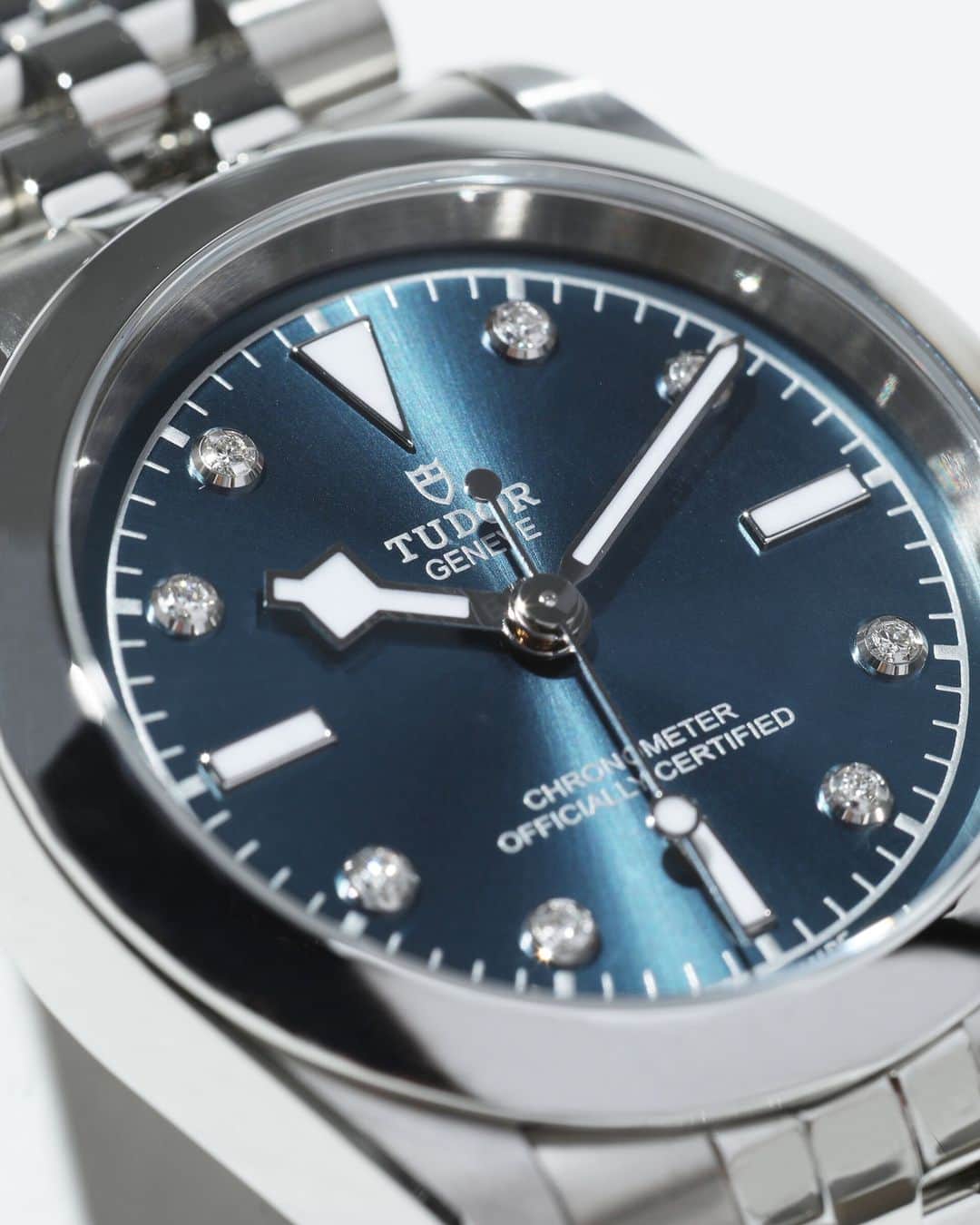 のインスタグラム：「【エディター推し】TUDOR ブラックベイ 31 ダイヤモンドセットダイヤル  ラグジュアリーブランドから注目の新鋭ブランドまで、UOMO編集部員が見つけた“推しアイテム”を紹介。  「ブラックベイ コレクション」は1950年代のチューダー ダイバーズウォッチを彷彿とさせるデザインがそもそもツボ。ただ今回問題にしたいのは、デザインではなくむしろサイズだ。  31、36、39、41mmと４種類揃う中で、あえて最小の31mmを選ぶことを全力で推したい。34mmは着けたことがあるけど、この小ささは未経験。でも悪くない、というか、むしろいい。洗練されたシャツや繊細なカシミヤニットに抜群に合う、すごく「モード」な時計だと思う。（UOMO編集長 池田）  #エディター推し #TUDOR #ブラックベイ #uomo #uomo_magazine #webuomo」