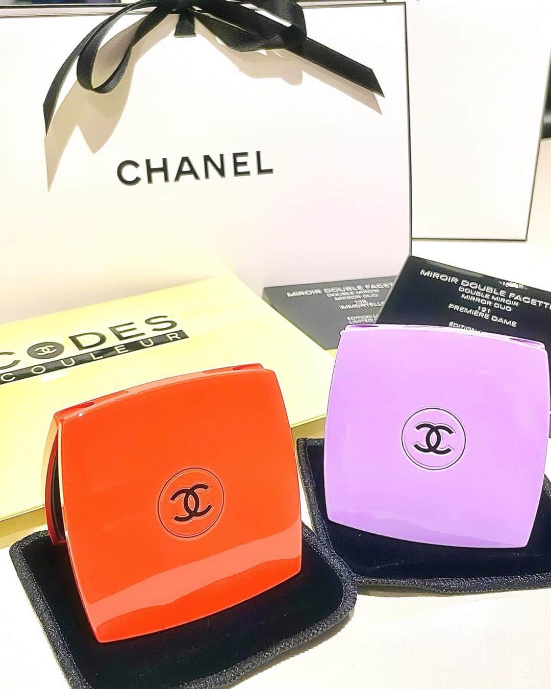 みまるのインスタグラム：「🧡🪞💜🪞🖤  #chanel  #chanelmirror  #immortelle #premieredame」