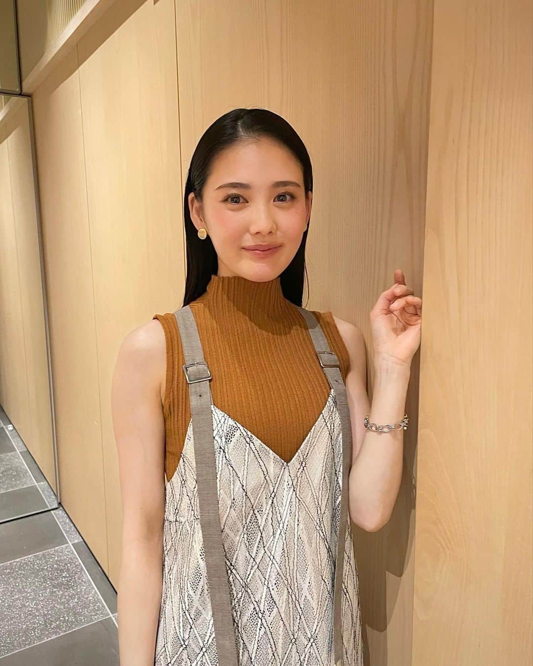 北香那さんのインスタグラム写真 - (北香那Instagram)「16日は銀座蔦屋書店さんにて春画ールさんと春画先生プロデューサーの小室さんとイベントがありました。  お二人の春画愛に触れながらのあっという間の1時間半。  春画ールさんの著書「春画の穴」をお会いする前に読ませていただいたのですが…いや、面白すぎる。 言葉の端々が独特で、ご本人と会話をしているような感覚に陥る。そしてとんでもなく興味をそそられる内容がたっぷり。 この本の沼感が凄まじい…！ なのでお会いできて直接色々な話を聞けてかなり楽しかったです。 私も尚更、春画への想いが強くなりました。  そして来てくださった皆様本当にありがとう！ 皆さんのお顔が近くで見られて幸せでした☺︎  私のお衣装可愛かったでしょ？ 愛すべきスタイリストさんが選んでくれました。 ギンギラギンにさりげなく。 中のトップスも色の合わせが最高でしょ。 アクセもかなりお気に入り☺︎❤︎ 素敵なメイクも施していただき、とても充実した時間。  ありがとうがたくさんの1日でした！！」10月18日 13時33分 - kitakana._.official