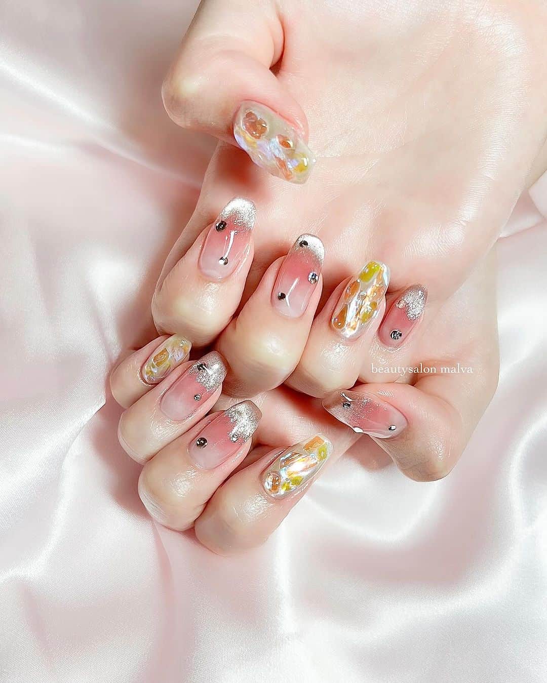 nailsalon malva（ネイルサロンマルヴァ）のインスタグラム：「【キラキラアート118】で予約可能✨ ⁡ チークネイル×マグネットグラデに 人気のアイスストーンを加えたワンホンデザイン♡ ⁡ かわいいとキレイをかけ合わせた欲張りデザインです🥰 ⁡ ↪︎ ネイルのケアと保証期間 ⁡ malvaのネイルはドライケア、カットスタイルも込みです。 保証期間は約4週間となります（※ご新規様は3週間となります）。 ⁡ ＿＿＿＿＿＿＿＿＿＿＿＿＿ ⁡ ⁡ 𝐛𝐞𝐚𝐮𝐭𝐲𝐬𝐚𝐥𝐨𝐧 𝐦𝐚𝐥𝐯𝐚⠀ 📍明治神宮前駅｜原宿駅　徒歩𝟑分 ⠀ 💬ご予約やお問い合わせ 𝐋𝐈𝐍𝐄から承っております @ 𝐦𝐚𝐥𝐯𝐚 ⁡ お気軽にご連絡ください♡ ⁡ ⁡ ＿＿＿＿＿＿＿＿＿＿＿＿＿＿ ⁡ ▸ジェルネイル｜スカルプ｜ネイルケア ▸まつげカール｜まつげエクステ｜ワンホンエクステ ▸ハーブよもぎ蒸し ▸ワックス脱毛 ⁡ \ アシスタント募集中💁‍♀️ / ⁡ ▸リモート可オンラインの画像動画制作アシスタント ▸サロンワーク全般アシスタント ⁡ ⁡ #秋ネイル2023 #マグネットネイル #マグネットグラデーション  #ワンホンネイル #malva #malvaネイル  #チークネイル #秋ネイル  #フレンチガーリー #原宿ネイル #うるうるネイル  #表参道ネイル #東京ネイルサロン　#明治神宮前ネイル #新宿ネイル #千駄ヶ谷ネイル  #harajukunails #tokyonails #tokyonailsalon ⁡」