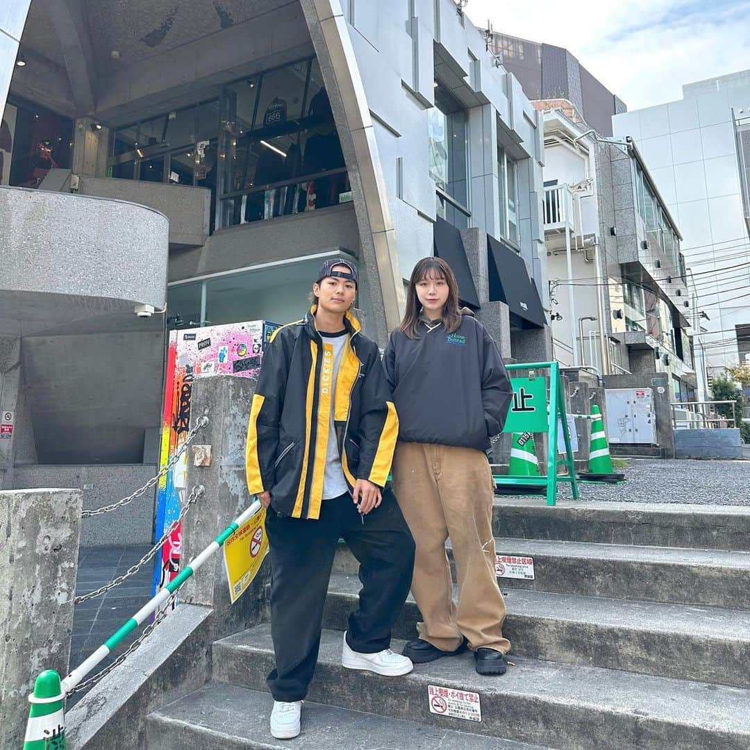 のインスタグラム：「. #原宿宿シカゴ神宮前店#秋コーデ  朝晩の気温がグッと寒くなって、本格的に秋らしくなってきましたね🌰 本日は🍁秋の行楽🍁にピッタリなナイロンジャケットの紹介です🚶‍♀️🗻🚶 神宮前店のスタッフに今季おすすめのコーディネートを教えてもらいましたので、是非参考にもしてみてください😊✨✨  皆様のご来店お待ちしております🙇‍♂️🙇  #古着#古着mix#古着コーデ#古着ファッション#古着女子#古着男子#古着ストリート#古着屋巡り#古着好き#ストリートファッション#メンズライク#メンズライクコーデ#韓国ファッション#韓国ストリート#カジュアルコーデ#アメカジ#スニーカーコーデ#着回し#着回しコーデ#冬コーデ#usedclothing#instafashion#ootd#outfit#instalike#vintageclothing#vintagefashion#denim」