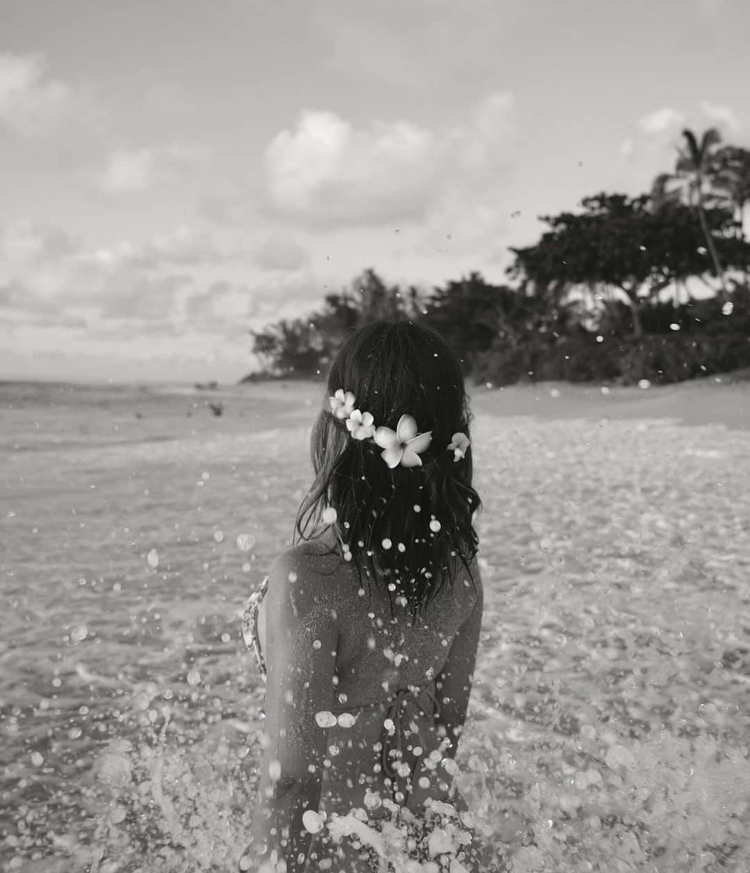 みきでりさんのインスタグラム写真 - (みきでりInstagram)「Hawaii, I am in love🖤🩶🤍 I made so many beautiful memories I'll never forget. 📍Sunset Beach, North Shore, Hawaii ㅤ ㅤㅤ ㅤ ㅤ ㅤ ㅤ ㅤ ㅤ ㅤ #hawaii #northshore #sunsetbeach #hawaiitrip #ハワイ #ハワイ旅行 #ノースショア #サンセットビーチ #モノトーン #モノクロ #blackandwhitephotography #xpro3」10月18日 13時47分 - mikidelicious