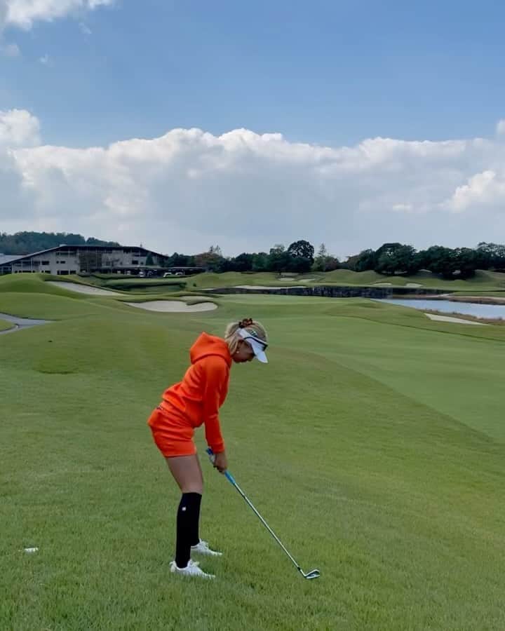 nawachanのインスタグラム：「．  《🎃パンプキン🎃》  adidasセットアップ👚⛳️  前下がりのライ ラフふかふか🥹  12.5フィートおそるべし！  ゴルフ好きなチャレンジャーさん グランデージ⛳️凄く良いですよ🎵  #ゴルフウェア#ゴルフラウンド#ゴルフ女子#初心者#⛳️#🏌️‍♀️#ゴルフ男子#ゴルフ馬鹿#ゴルファー#ゴルフ場#ゴルフ好きな人と繋がりたい#ゴルフ好き#ゴルフ好きな人と仲良くなりたい#golf#instagram」