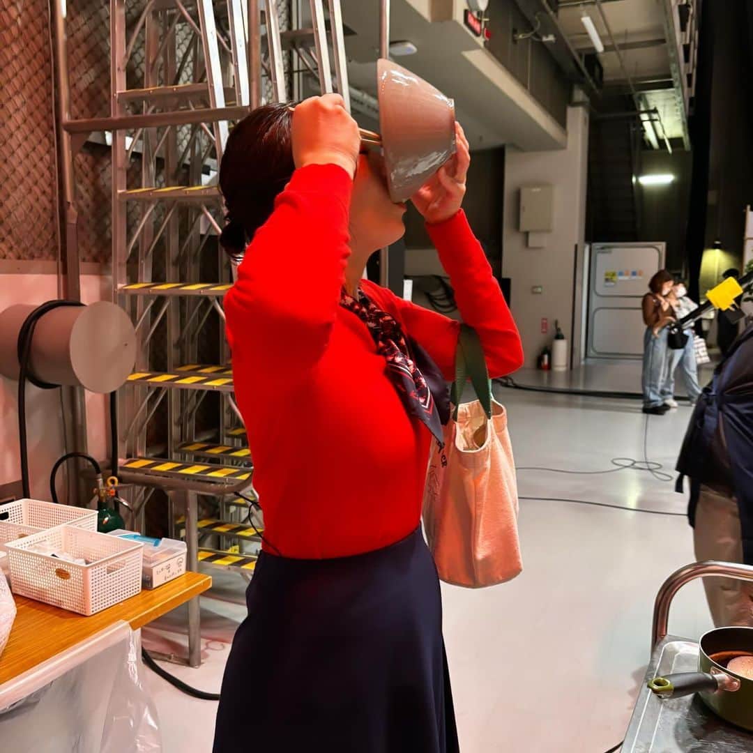 狩野恵里のインスタグラム：「.  あまりにもお腹が空いていた日。  今日のよじごじは  福田アナが担当してくれます。  福田、ありがとう。よろしくお願いします‼️  #よじごじDays水曜日 #ピーナッツ担々麺」