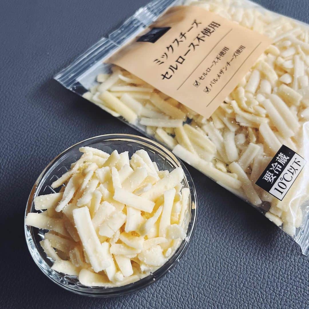 BIO-RAL靭店さんのインスタグラム写真 - (BIO-RAL靭店Instagram)「「セルロース」は使っていません🙅🏻‍♀️ ビオラルのミックスチーズは、 子どもから大人まで大好きなチーズを セルロースを使わずに作っています✨  ---✍️『セルロース』とは?-------------------- チーズ同士がくっつくのを防ぐために使用される添加物 --------------------------------------------------  ビオラルの『ミックスチーズ セルロース不使用』は セルロースを使用しない代わりに 乾燥パルメザンチーズを加えることで チーズ同士がくっつくのを防いでいます🧀 チェダーチーズ・ゴーダチーズを配合した濃厚な味わいで、さまざまな料理にご使用いただけます😊  今回は、普段の食事にも、おもてなしにも使える ３つの料理に使ってみました！  🧀トマトのチーズパン粉焼き 【作り方】 輪切りにしたトマトに塩こしょう、オリーブオイルを回しかけ、 チーズとパン粉をのせてトースターで焼き目がつくまで焼く。 簡単なのに見栄えがよく、おもてなしにもピッタリです✨  🧀チーズせんべい 【作り方】 クッキングシートにチーズを小さじ１ほど乗せ、 電子レンジ600Wで約２分加熱する。 お好みでパセリ、じゃこ、枝豆などをのせて加熱すると、 いろんな味が楽しめて美味しいですよ😋  🧀油揚げのネギチーズ焼き 【作り方】 油揚げにチーズ、ねぎ、こしょうをかけて トースターで焼き目がつくまで焼く。 醤油やポン酢をかけてお召し上がりください。 あと一品ほしいときに便利な一品です🙌  ぜひお試しください💖  ◉おすすめ品 ビオラル ミックスチーズ セルロース不使用 200g／本体価格498円  ※価格は定番価格となりますので 店頭表示価格と異なる場合がございます。 ※数に限りがございます。売り切れの際はご容赦ください。 ※画像はすべてイメージです。  皆さまの気になる商品は何ですか？ ビオラルで「買ってみました！」「試してみました！」など @bioral_west のタグをつけて教えてくださいね🍀  #プライベートブランド #チーズレシピ #シュレッドチーズ #セルロース不使用 #セルロース #ミックスチーズ #トマトのチーズ焼き #チーズせんべい #油揚げレシピ #トマトチーズ #bioral #ビオラル #ビオラル靭店 #ビオラルエキマルシェ大阪店 #ライフ #ライフコーポレーション #ナチュラルスーパーマーケット #大阪スーパー #阿波座 #靭公園 #utsubopark #エキマルシェ大阪 #エキマルシェ #梅田 #大阪 #umeda #osaka #osakastation」10月18日 17時00分 - bioral_west