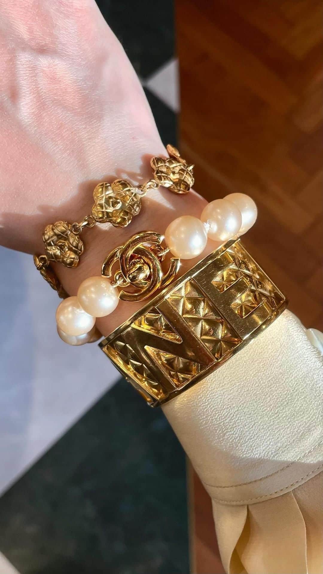 のインスタグラム：「It's never too late to meet #Chaneljewelry  ▼Customer service English/Chinese/Korean/Japanese *Please feel free to contact us! *商品が見つからない場合にはDMにてお問い合わせください   ▼International shipping via our online store. Link in bio.  #tokyovintageshop #오모테산도 #omotesando #aoyama #表參道 #명품빈티지 #빈티지패션 #도쿄빈티지샵  #ヴィンテージファッション #ヴィンテージショップ #chanelvintage #chanel #vintagechanel #chanelclassic #chanellover #빈티지샤넬 #샤넬  #シャネル #샤넬클래식」