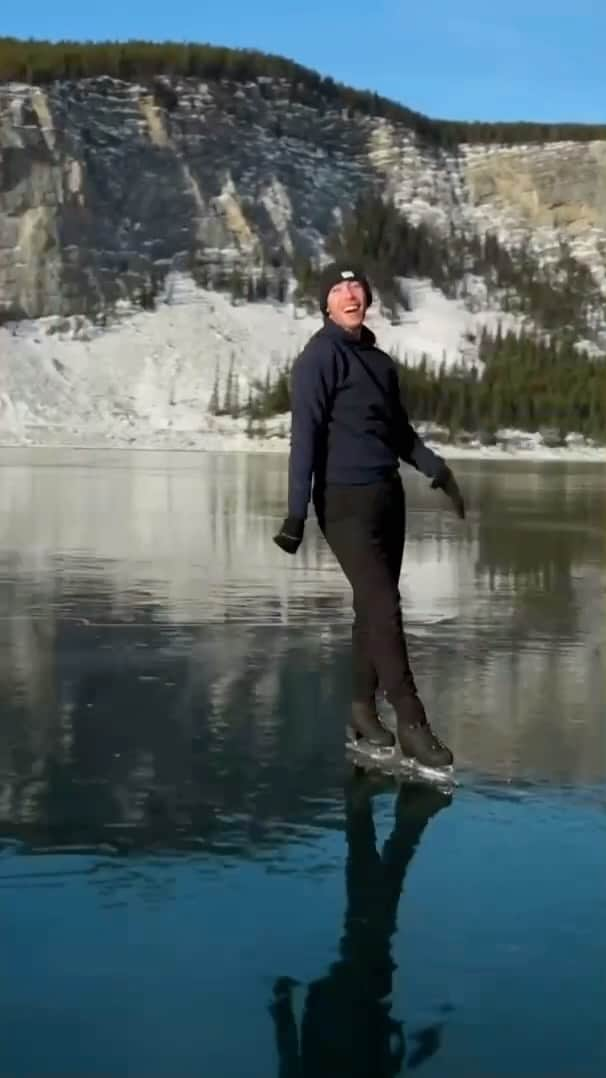 ブライス・シューダックのインスタグラム：「Whatever path in life you take, never stop having fun. Even if that means almost falling into a cold water. Life is good these days. 😃  Filmed by @b4melly   #wildice #enjoylife #kananaskiscountry #figureskating」