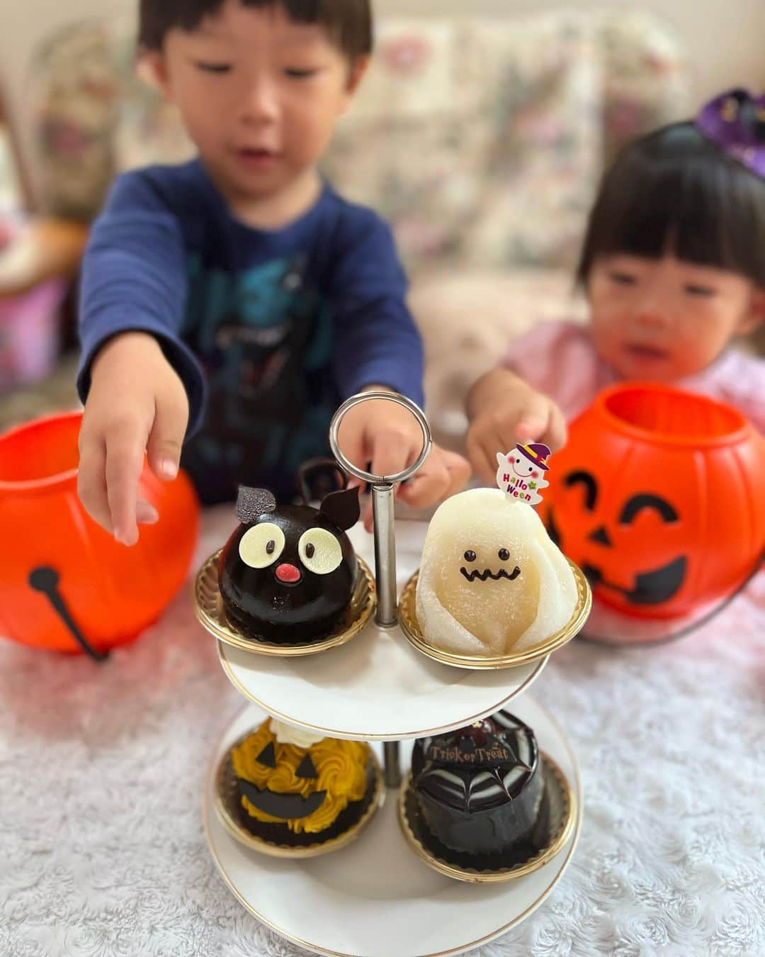 長嶺菜菜子さんのインスタグラム写真 - (長嶺菜菜子Instagram)「⁡ ハロウィンって なんか可愛いよね🎃👻🧡🤍 ⁡ ⁡ エーデルワイスと メイクベイクドシーの ハロウィン限定ケーキを 一足早くいただいた😋 ⁡ @edelweiss.okinawa  ハロウィン・ショコラ　🦇 ハロウィン・ジャック　🎃 ⁡ @make_bake_c  ハロウィン・黒猫　　　🐈‍⬛ おばけのフロマージュ　👻 ⁡ ⁡ 2段のお皿に盛ると めちゃくちゃそれっぽくなって 可愛くなった🫰 ⁡ 子供たちも大喜び😍 ⁡ ⁡ ハロウィンケーキは31日までの 限定販売！ ⁡ ⁡ みんなはどんな仮装をするのかなぁ✨ ⁡ 私は毎年、何かやりたいと思いつつ、 雰囲気だけで楽しんで終わってる🎃👻🦇😈🤍 ⁡ ＿＿＿＿＿ #ハロウィン #ハロウィンケーキ  #ハロウィンスイーツ  #限定ケーキ #PR #アンバサダー #沖縄ケーキ屋  #沖縄ママ」10月18日 14時06分 - na7co0422