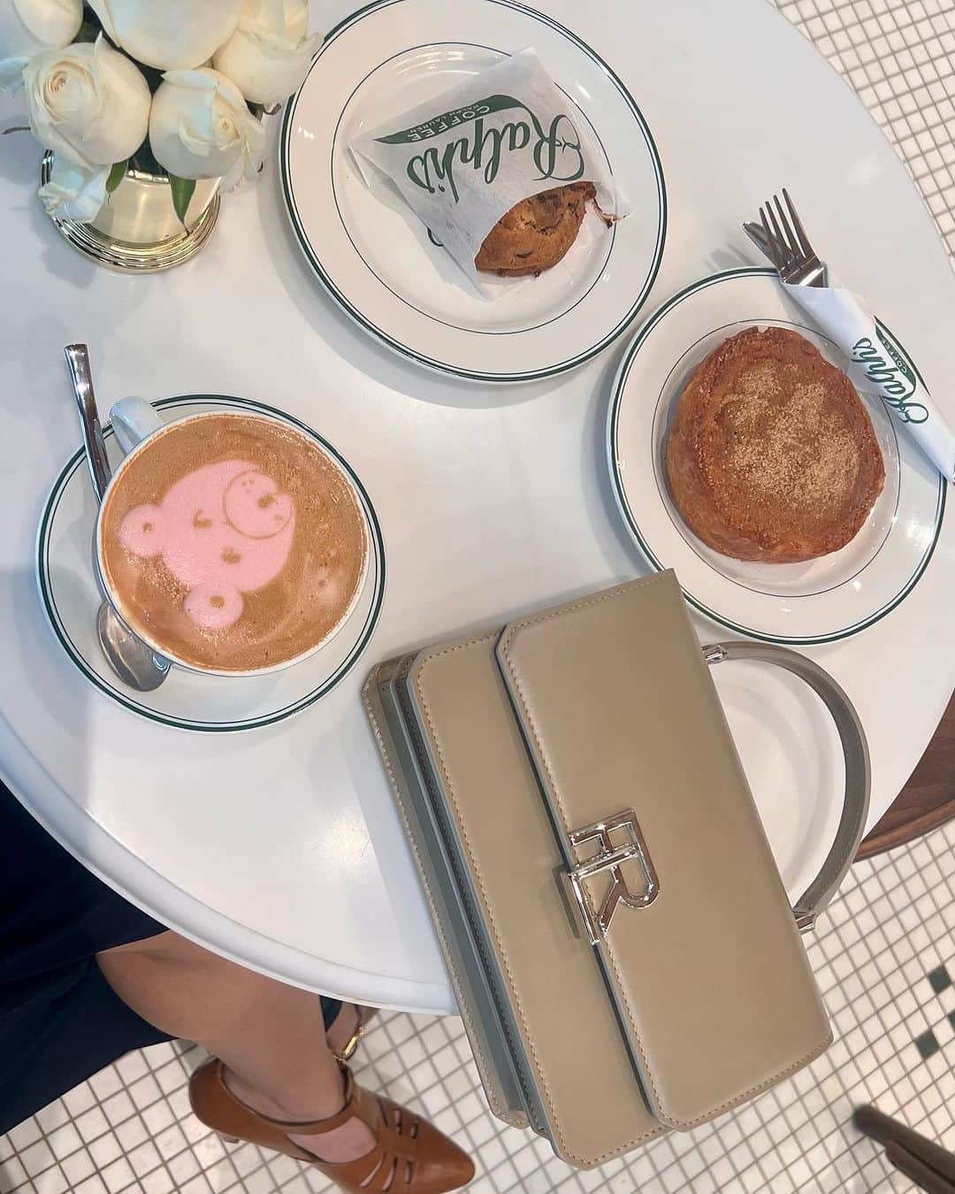 ルナ・マヤさんのインスタグラム写真 - (ルナ・マヤInstagram)「Capturing moments over coffee at Ralph Coffee. ☕️ @ralphscoffee @ralphlauren」10月18日 14時06分 - lunamaya