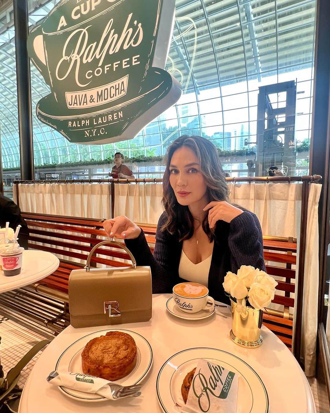 ルナ・マヤさんのインスタグラム写真 - (ルナ・マヤInstagram)「Capturing moments over coffee at Ralph Coffee. ☕️ @ralphscoffee @ralphlauren」10月18日 14時06分 - lunamaya