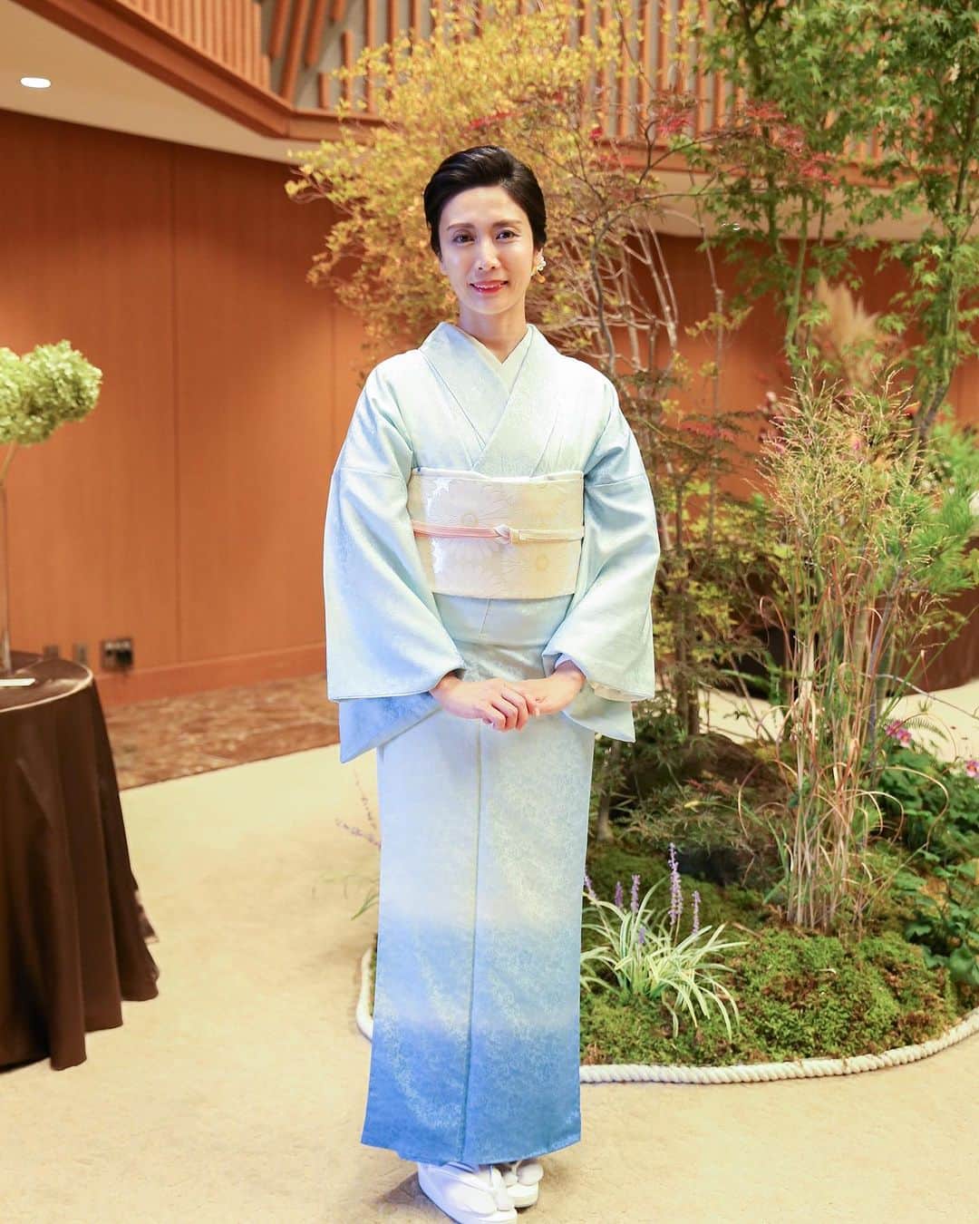 松川浩子さんのインスタグラム写真 - (松川浩子Instagram)「#阪急大人の学び アンバサダーとして  うめだ阪急で開かれた 秋の文化祭に 参加してきました。  以前に着せていただいたお着物を また着せていただき お茶席に。  会場に誂えられた野点で 茶箱というスタイルでの おもてなし。  全部が初めてのことづくしで ワクワクが止まりませんでした。  茶道は始めたばかりで まだまだですが、 こんなスタイルでもできるのかと 楽しみが増えた気分です。  https://www.hankyu-dept.co.jp/honten/style/topics/detail/1224533_2486.html  #阪急うめだ本店pr #阪急大人の学び #阪急秋の文化祭 #着物 #着付け#お客様も着付けしてヘアセットもして撮影#大人の時間 #茶道#茶箱#ふくいひろこさんのお茶箱 #三窪笑り子 さん#根来有里さん#着付け」10月18日 13時58分 - hiroko_matsukawambs