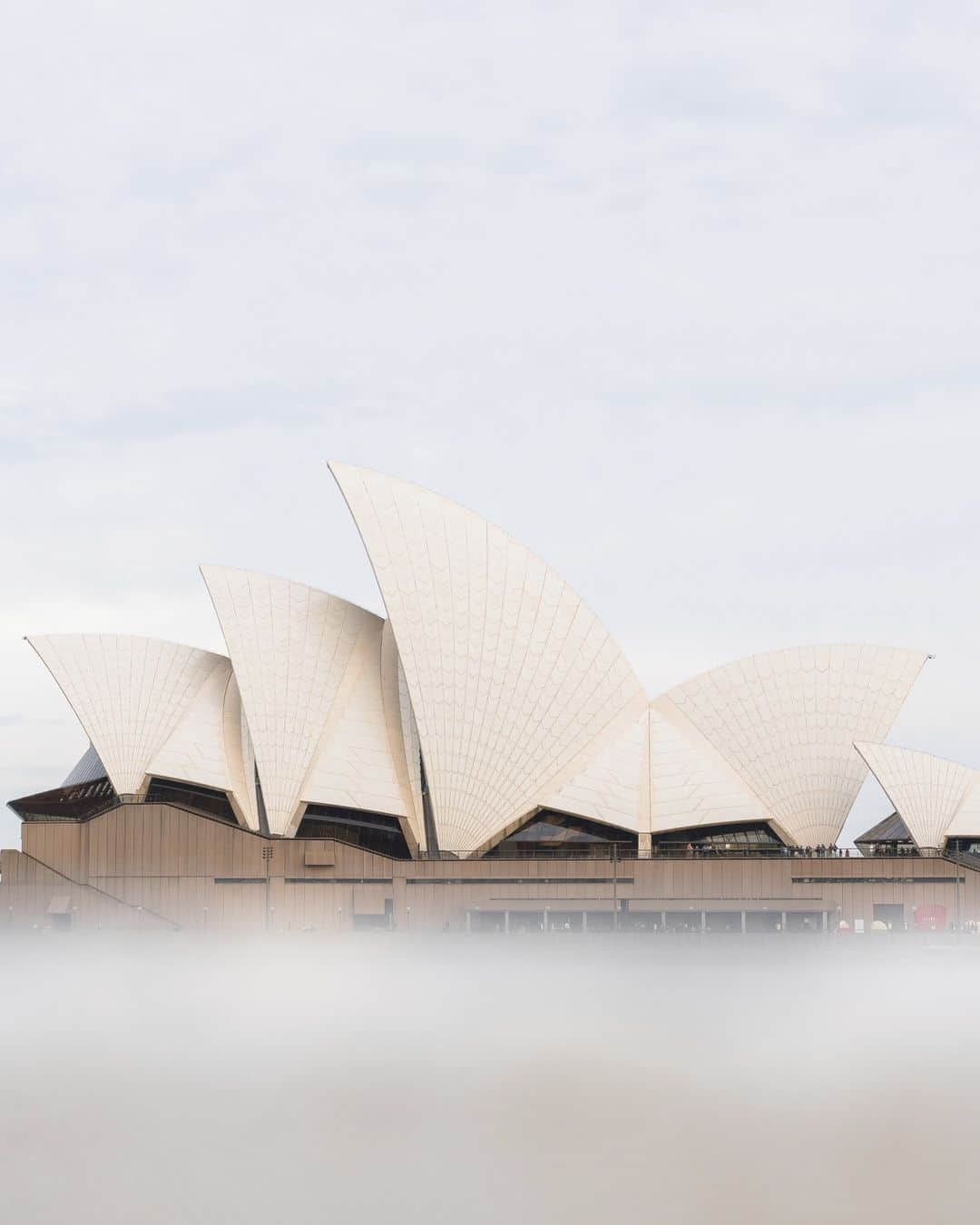 フリッツハンセンのインスタグラム：「This October, the iconic Sydney Opera House celebrates its 50th anniversary. ⁠ ⁠ The incredibly beautiful design made Danish-born Jørn Utzon one of the world’s most recognised names in architecture. ⁠ ⁠ Utzon won the competition to design an opera house in Sydney based on a sketch that outlined extraordinary nature-inspired organic shapes. ⁠ ⁠ Characteristic of his greatest work, the flowing shapes in the Concert™ lamp are instantly recognisable as an Utzon design. ⁠ ⁠ Q: Do you think Sydney Opera House deserves its reputation as a masterpiece of 20th century architecture? ⁠ ⁠ Share your thoughts on the design in the comments. ⁠ ⁠ Discover more about Jørn Utzon, his life and works via the link in bio. ⁠」