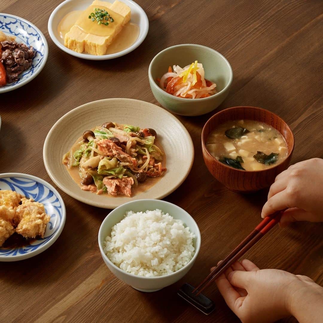 無印良品さんのインスタグラム写真 - (無印良品Instagram)「2023年10月19日（木）、全国の Café&Meal MUJI がメニューをリニューアルします。  「あらためて日本に学ぶ、食べかた、作りかた」を秋のシーズンコンセプトにし、昔からある日常の食のかたちを、一汁三菜を通して紹介。  季節ごとに味が変わる『地域の味で食べるからあげ』や、福島県のつくり方に学んだ『するめいかと人参の甘辛煮』、さまざまなスイーツなど、新しいメニューを揃えました。  ぜひ、この機会に足を運んでみてください。 - #無印良品 #MUJI #mujicafe #CafeandMealMUJI #カフェアンドミールムジ #カフェ #レストラン #からあげ #するめいか #福島県 #スイーツ」10月18日 14時00分 - muji_global