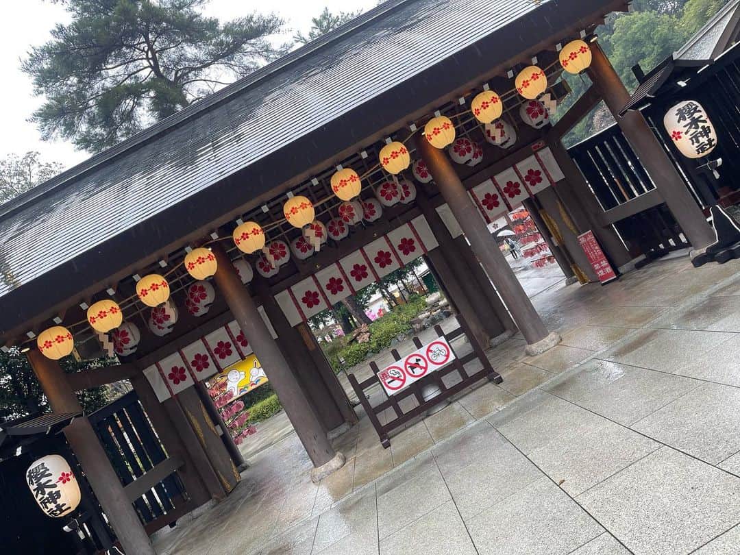 植田麻友美のインスタグラム：「再び  櫻木神社🌸⛩  初めて雨の櫻木神社さん✨☔   1年前とちょいと境内が変わってて  また新しい気持ちで参拝⛩  毎年恒例ねケンケンパに  普段の行いを流す  水流しをしたり  卵買ったり  縁結びのピンクの紐を結んだり  本当に大好きで楽しい参拝でした⛩  1年に1度は絶対お礼参りする場所🌸  今回もありがとうございます😊   #櫻木神社   #櫻木神社にはトイレの神様がいる   #櫻木神社御朱印   #ケンケンパ   #神社巡り」