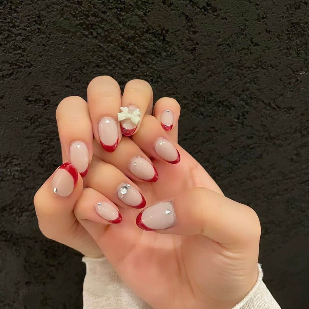 松本慈子のインスタグラム：「* ある撮影に合わせてしたネイル〜☺️❤️ リボンの凹凸になれなくてよく何かしらひっかかる😇🎀笑 　 #ネイル #ネイルデザイン #赤ネイル #リボンネイル #フレンチネイル #ジェルネイル #ボールドネイル」