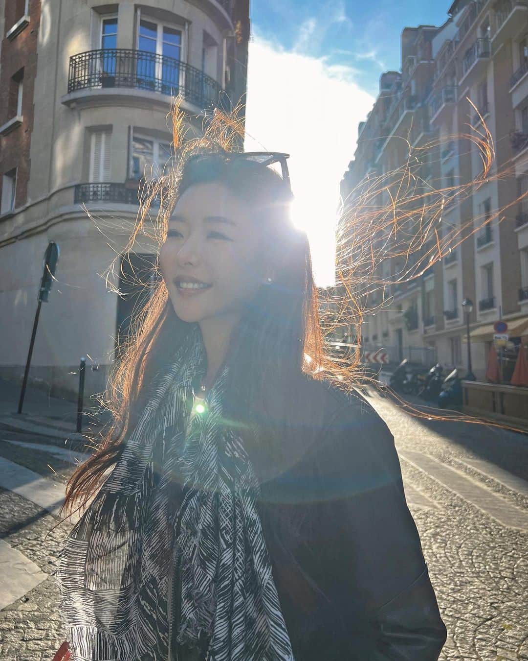 キム・グリームのインスタグラム：「‘사랑해’로 돌진 🏃🏻‍♀️💨  #사랑의벽 #GreeminFrance_Paris」