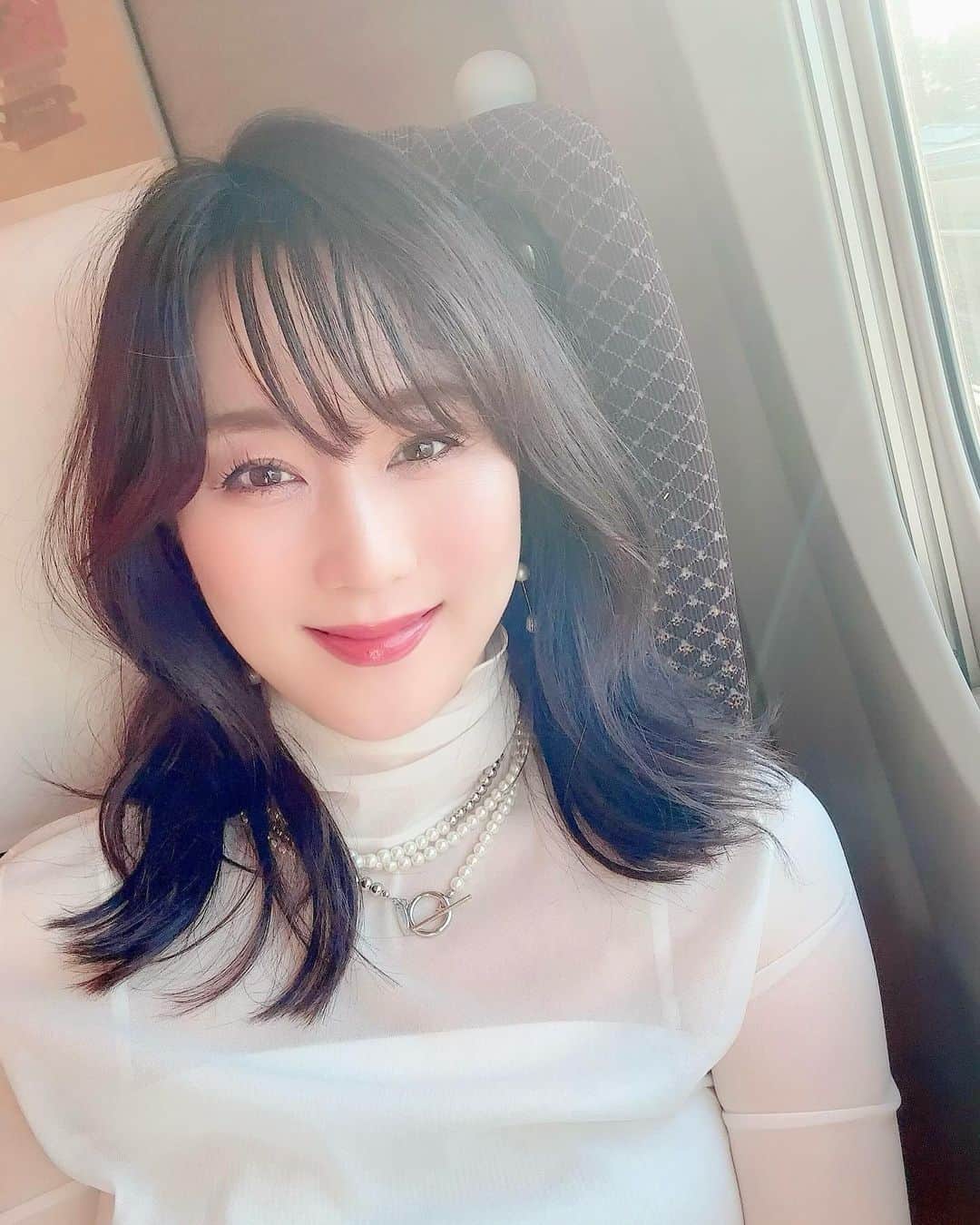 村上麻衣のインスタグラム：「おとといの朝は6時の新幹線に乗ったので、 今日の新幹線投稿は朝日とコラボです🌞✨  私は根っからの夜型人間なので 予定がないとなかなか早起きはしないのですが💦 やはり朝日を浴びるのは気持ちが良いものですね✨  明日からは早起きして ウォーキングとかしたいな‥ そしたら人生が有意義になる気がします！ （っていつも言うてる気がする😂）  今日もがんばりましょ♡  #新幹線#おはようございます #shinkansen」
