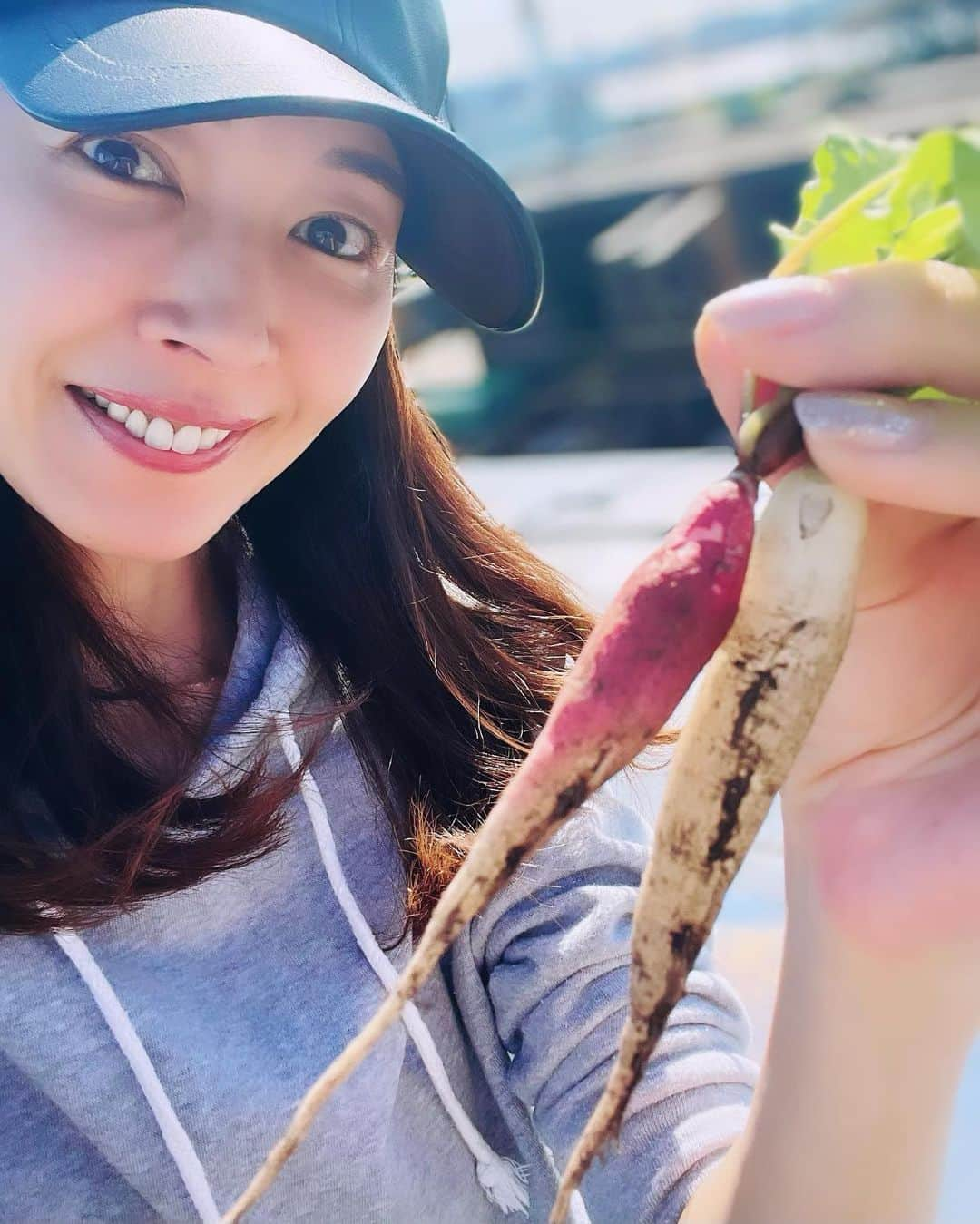 滝沢沙織さんのインスタグラム写真 - (滝沢沙織Instagram)「こんにちは😊✨最近の菜園の様子🌱ラディッシュも大きくなってきて食べごろのコ達も出てきました❗️ジャガイモも順調に育っているし、カブやワケギも少しづつ成長中〜✨しっかり育っていってほしいな🩷 #滝沢沙織 #ラディッシュ #収穫 #家庭菜園 #畑 #菜園 #農業 #farm#farmlife#vegetable#farmfashion」10月18日 14時11分 - saori_takizawa.official