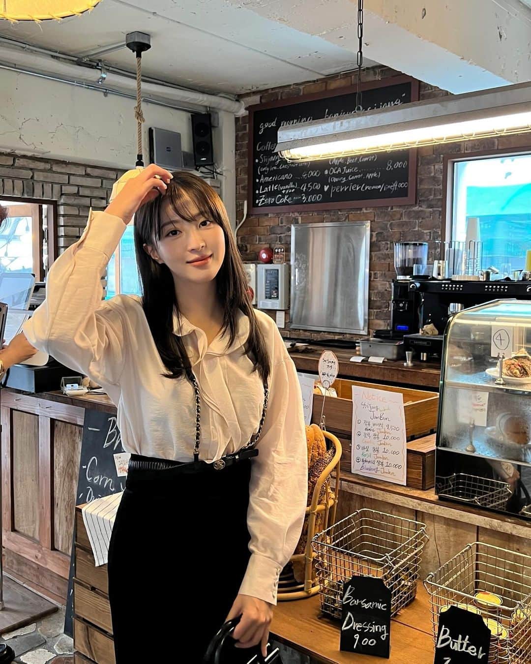 ジャング・ウネ・サングのインスタグラム：「🎂🥖🍞🥪🥯🥐🥨 빵 .. 못먹음 🥲 바게트맛집을 찾음 파리느낌의 카페를 찾음🥐」