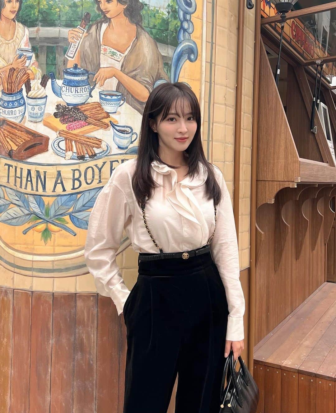 ジャング・ウネ・サングのインスタグラム：「츄러스맛집찾음+__+ 참새는 방앗간을 그냥못지나가지 🥯 연유추러스 맛있어  츄러스는 밀가루아니야 내마음속에서 아니야 🥨」