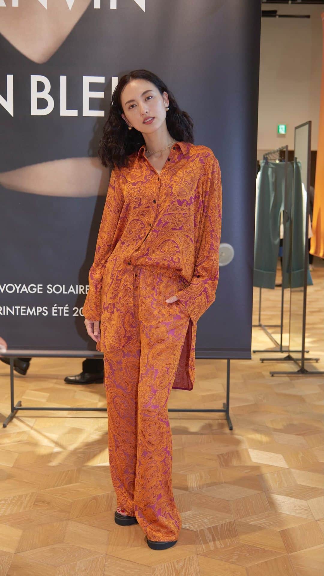 尾形沙耶香のインスタグラム：「#24ss #lanvinenbleu   華やかなセットアップ一目惚れしつつ、ラインの美しさに魅せられてネイビーのアウターに✔️  #展示会 #fashion」