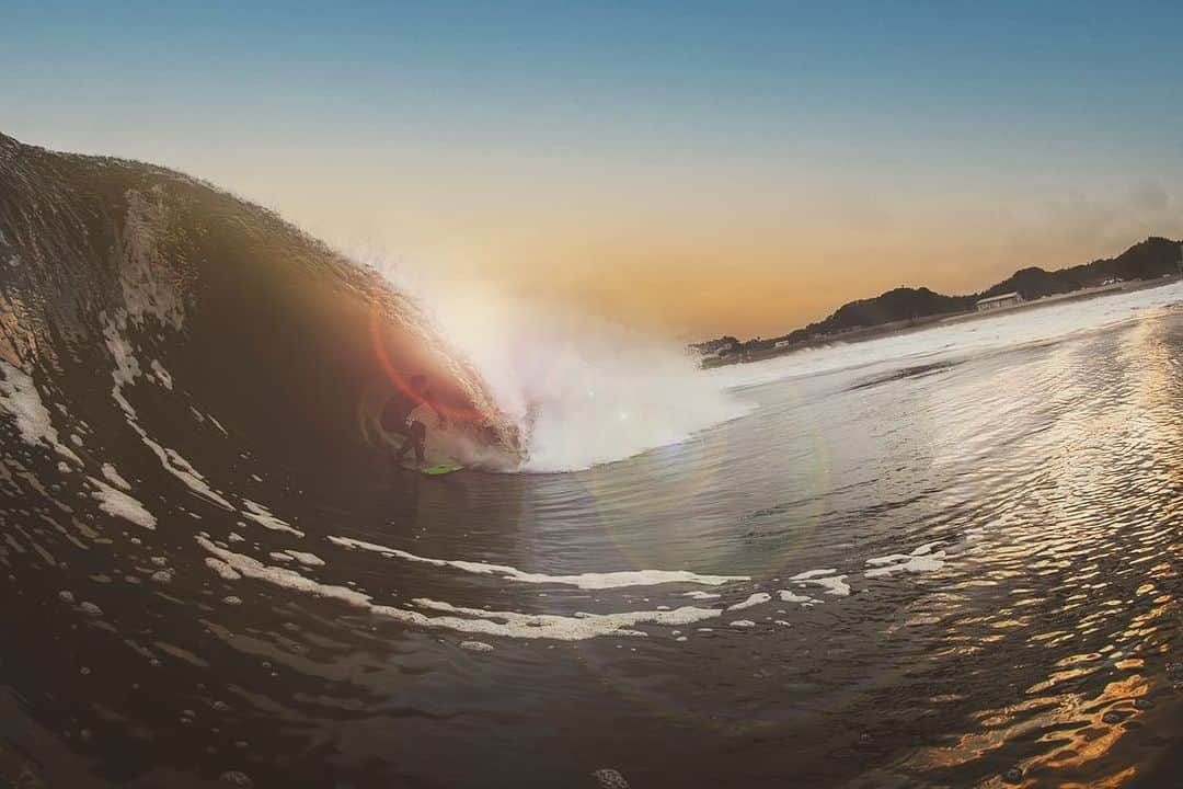 稲葉玲王のインスタグラム：「Nothing beats fun waves and beautiful sunset at home🍺 Thanks for capturing the moment📸 @pedrogomesphotography」