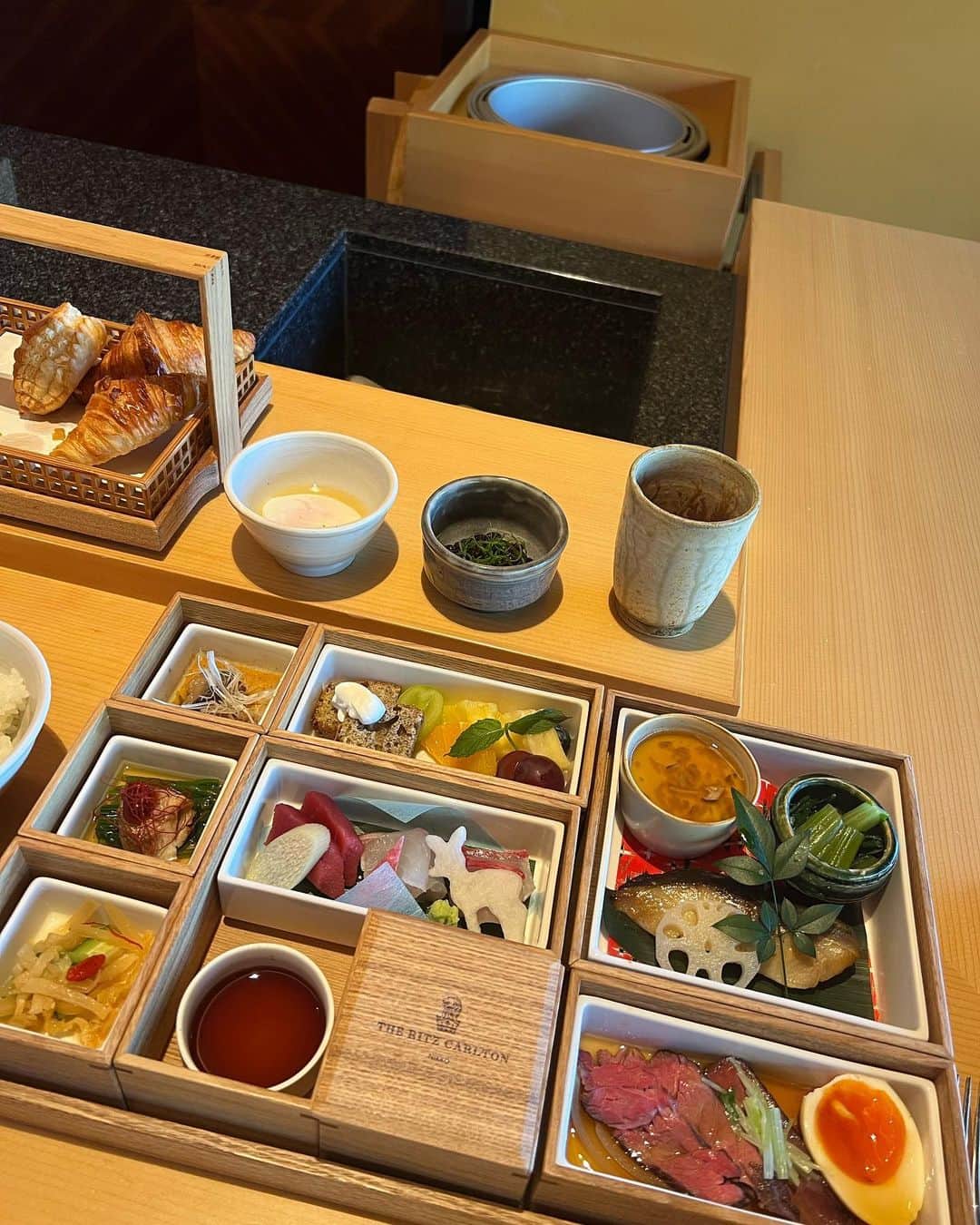 安藤絵里菜さんのインスタグラム写真 - (安藤絵里菜Instagram)「・ 秋の遠足🚗🍂  今月2度目の日光に。  紅葉もすこーーしだけ始まっていました🍁 見頃ピークの時は、いろは坂を登るだけで車で数時間かかるそう😂 （通常25分くらい）  今月別件でもう一度栃木へ。 最近栃木県とご縁があります🐒✨  #日光#日光カフェ#栃木県#男体山#中禅寺湖#日光ランチ#茨城県民ですがw」10月18日 14時21分 - andoerina_official