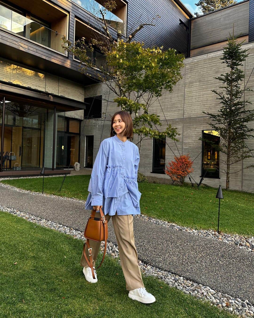 安藤絵里菜さんのインスタグラム写真 - (安藤絵里菜Instagram)「・ 秋の遠足🚗🍂  今月2度目の日光に。  紅葉もすこーーしだけ始まっていました🍁 見頃ピークの時は、いろは坂を登るだけで車で数時間かかるそう😂 （通常25分くらい）  今月別件でもう一度栃木へ。 最近栃木県とご縁があります🐒✨  #日光#日光カフェ#栃木県#男体山#中禅寺湖#日光ランチ#茨城県民ですがw」10月18日 14時21分 - andoerina_official