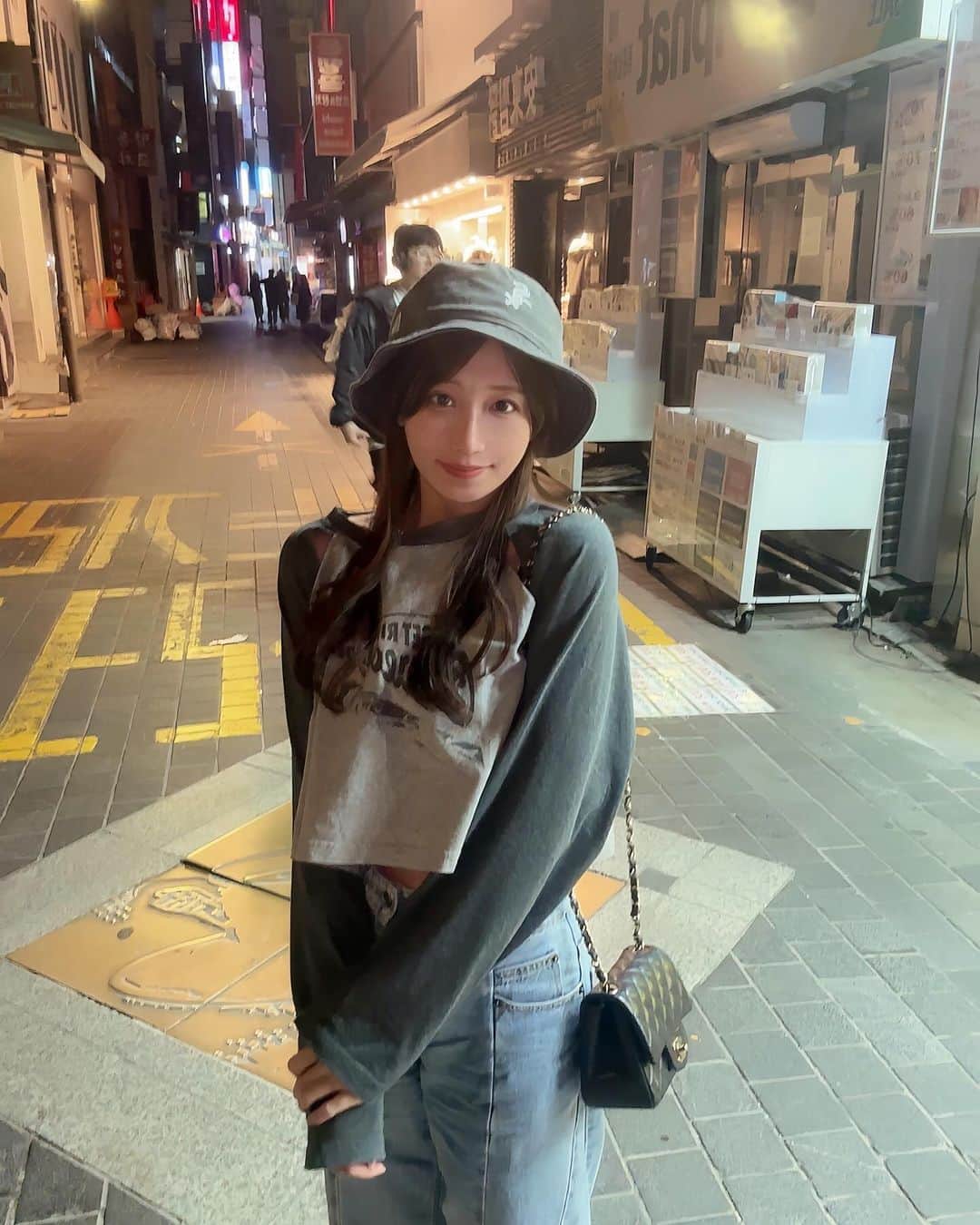 みなみゆずさんのインスタグラム写真 - (みなみゆずInstagram)「. . 夜の明洞🦇 . 世界中を飛び回るのが将来の夢だよ 世界は丸くて、広くて、美しい🗽♡ . #韓国#홍대#korea .」10月18日 14時22分 - minami_yuzuzu