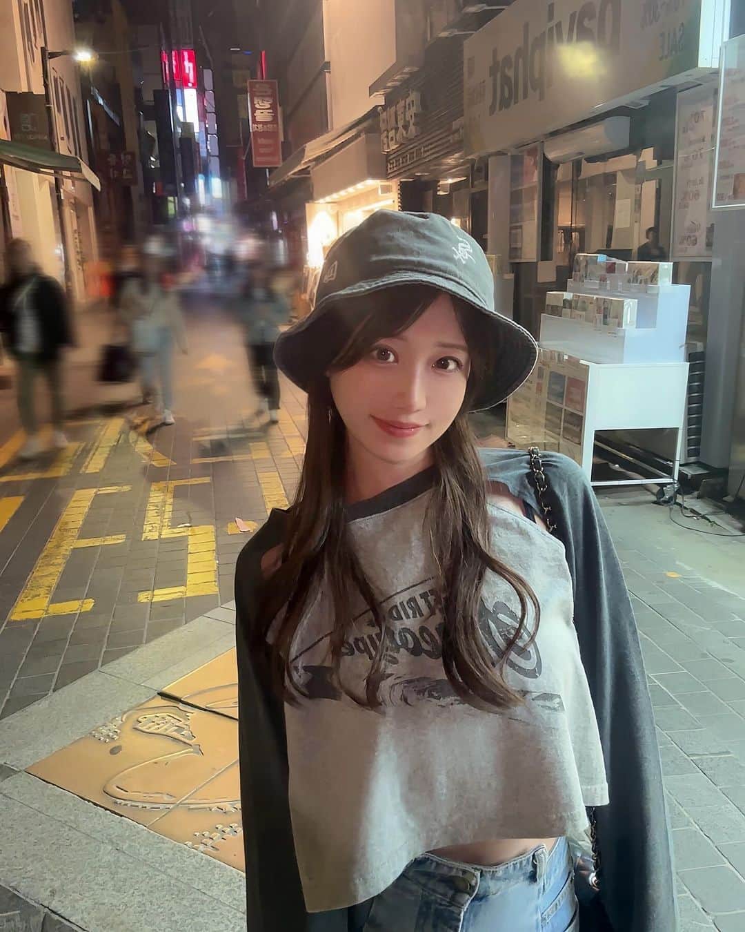 みなみゆずさんのインスタグラム写真 - (みなみゆずInstagram)「. . 夜の明洞🦇 . 世界中を飛び回るのが将来の夢だよ 世界は丸くて、広くて、美しい🗽♡ . #韓国#홍대#korea .」10月18日 14時22分 - minami_yuzuzu
