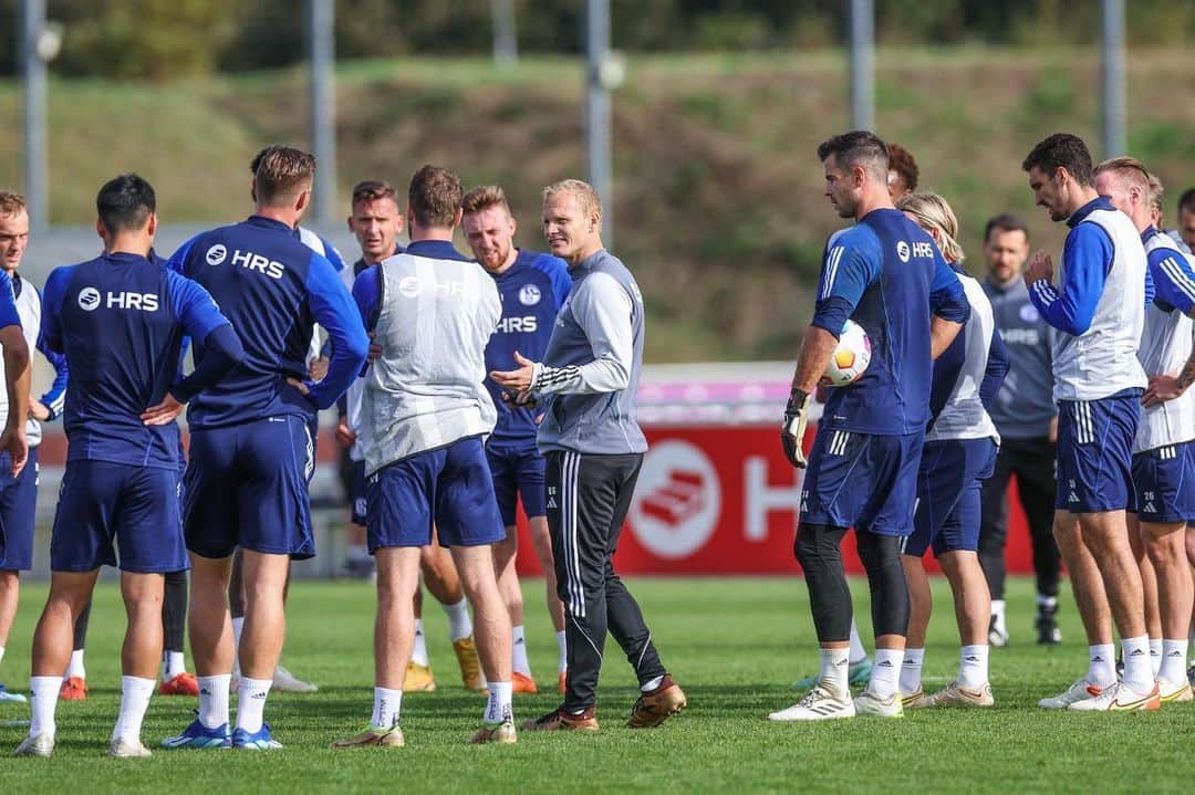 シャルケ04のインスタグラム：「Warum spielen wir Fußball? Aus meiner Sicht sind es vor allem zwei Dinge: der Spaß am Spiel und die Lust am Siegen. Letzteres ist für mich extrem wichtig. Meine Mannschaft muss die unbändige Lust am Gewinnen fest in sich tragen. Deswegen haben wir in dieser Woche viele Trainingsübungen im Turnier-Format gemacht, auf großen und kleinen Feldern. Siegermentalität kann man üben, davon bin ich überzeugt.  Why do we play football? From my point of view, there are two things above all: the fun of the game and the desire to win. The latter is extremely important to me. My team must have the irrepressible desire to win firmly within them. That's why we've done a lot of training exercises this week in tournament format, on large and small fields. I'm convinced that you can practice a winning mentality. So we’ll do.   Glück auf Karel」