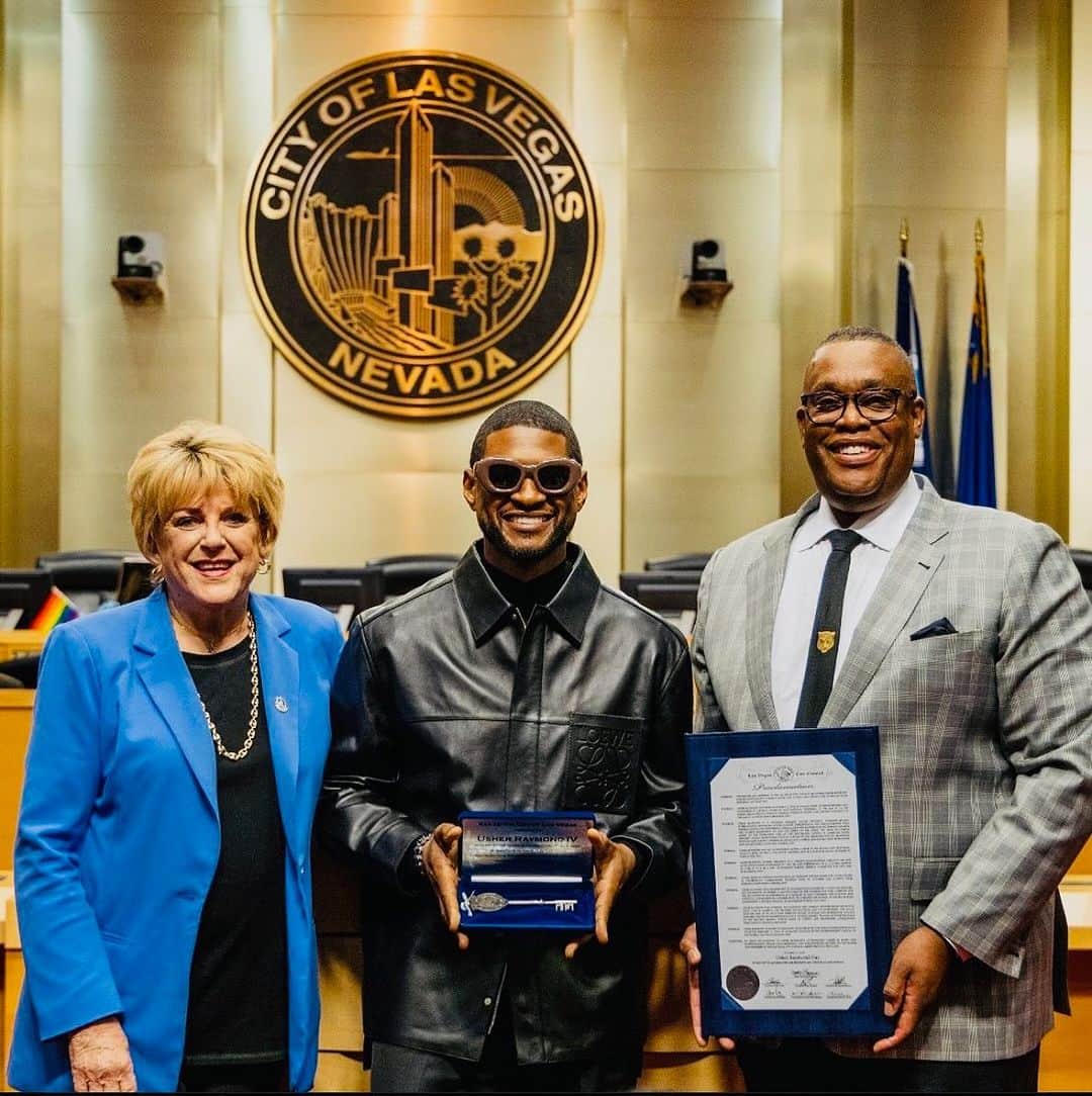 アッシャーのインスタグラム：「Honored to be given the 🗝️ to a city that has been my second home for almost 2 years now. You’ve shown me so much love and I’m forever grateful.   Thank U @cityoflasvegas for proclaiming October 17th as Usher Raymond Day! 🙏🏾」