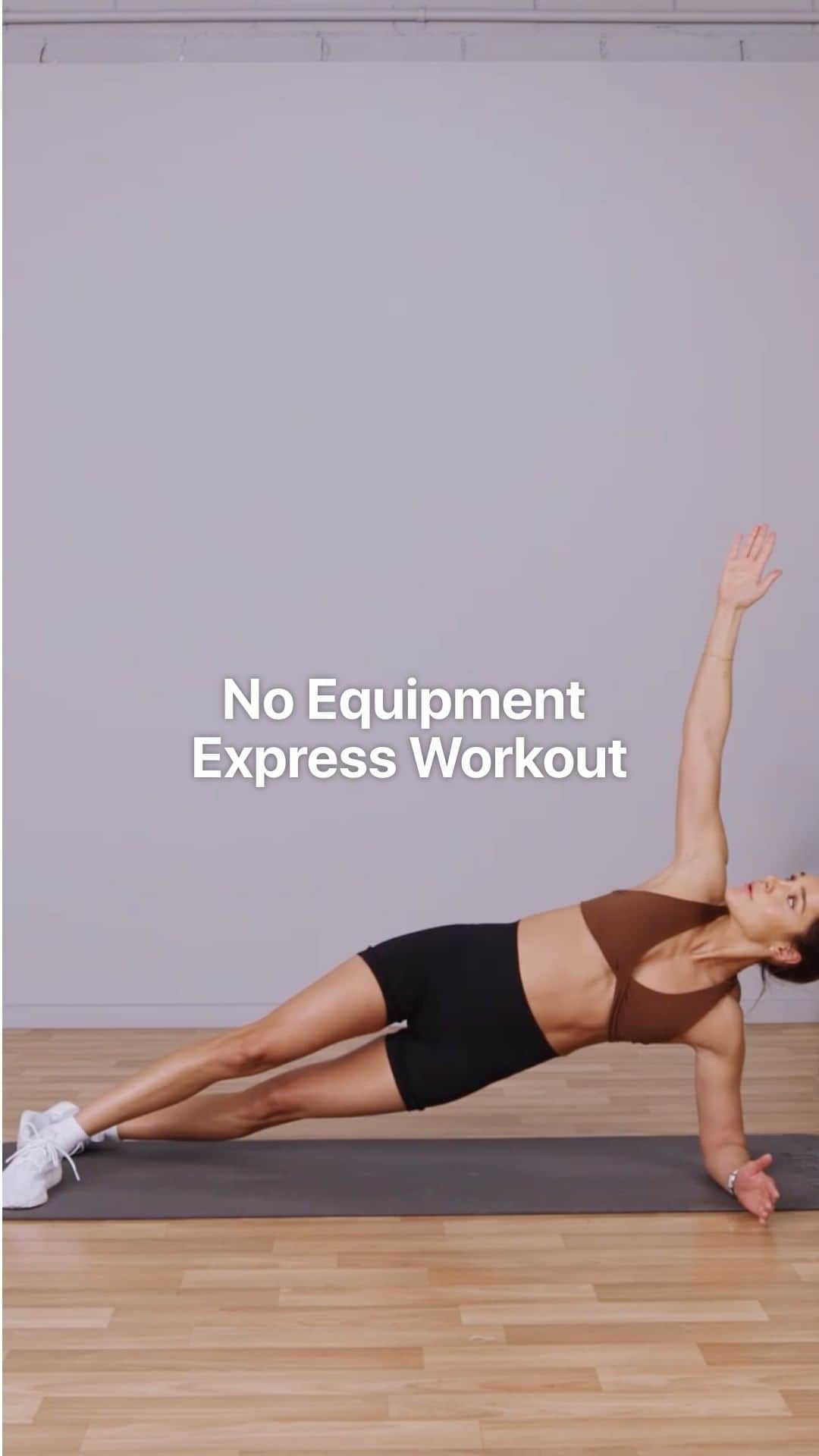 のインスタグラム：「10 minute express, NO equipment, full body workout.... save this for later. Let's go!!!   ✔️ Double Pulse Squat (30 secs) ✔️ Push Up (30 secs) ✔️ Side Plank (60 secs, 30 secs per side) ✔️ Reverse Lunge & Knee Up (60 secs, 30 secs per side) ✔️ X Plank & X Mountain Climbers 1:4 (30 secs) ✔️ Ab Bikes (30 secs) ✔️ Glute Bridge (30 secs) ✔️ Plank Dips (30 secs) ✔️ Rest (30 secs)  Do 2 rounds!  #SweatWithKayla #SweatCommunity #Workout #NoEquipmentWorkout」