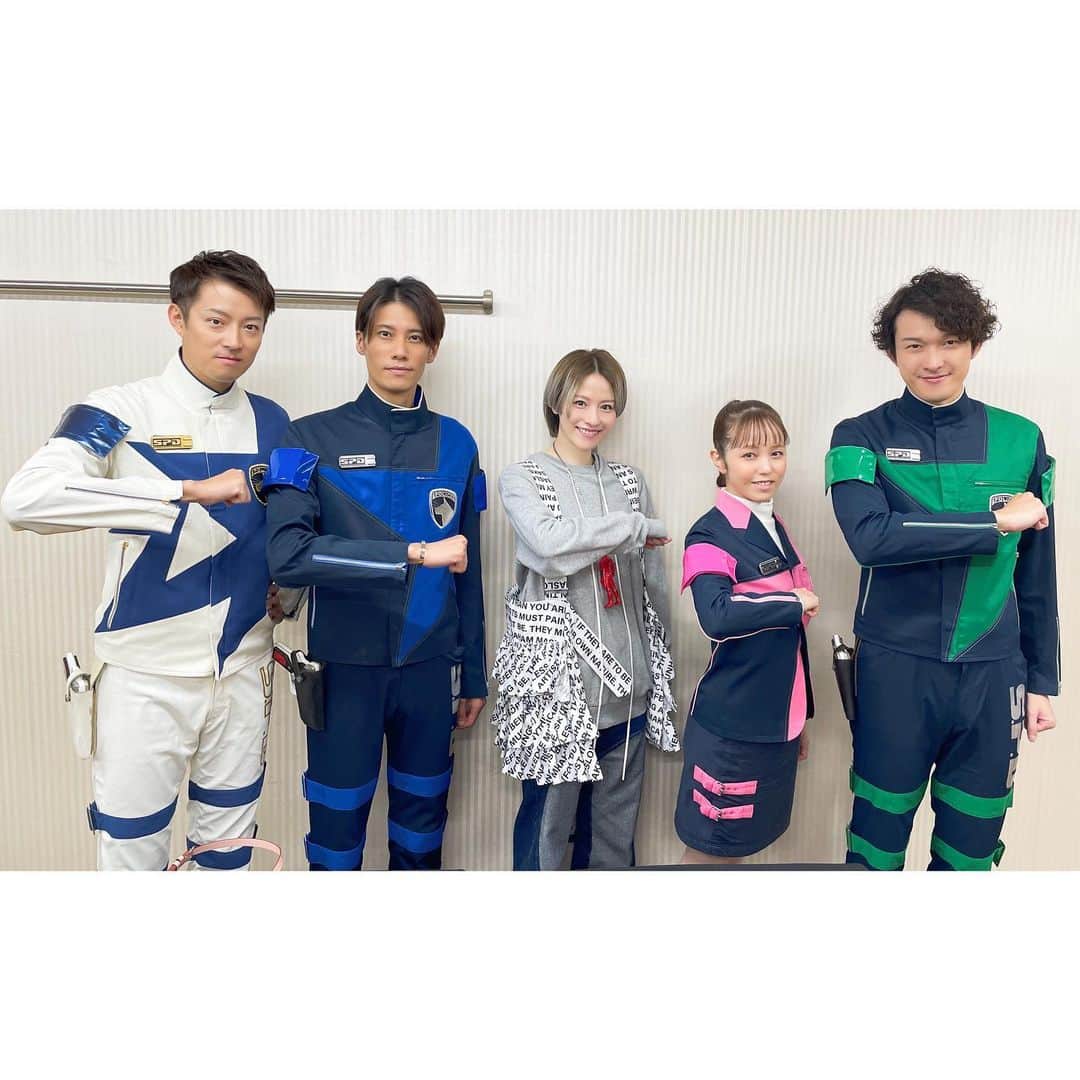 宮島咲良のインスタグラム：「超特報きたーーーー！！！！！！ エマージェンシー！エマージェンシー！ 『特捜戦隊 #デカレンジャー20TH ファイヤーボール・ブースター』🚨 2024年初夏期間限定上映‼️ 2024.11.13 Blu-ray&DVD発売‼️ 20周年おめでとうとありがとうという気持ちが溢れるううう！！ 今日のイベントもめちゃくちゃに面白かったよ…笑いすぎた😂😂😂 やっぱり#デカレンジャー 最高！！！ってなったよね🥹✨ 大好きすぎるのよデカレンジャーが🥹🥹🥹 まだ先だけどものっっっすごく楽しみである！！ 高知ロケしてるデカレンジャーを早く観たいです！！！！！ (お写真、さいねいさん準備中でした！) #デカ20」