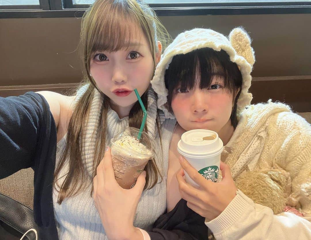 塚本舞のインスタグラム：「真綾ちゃん @omamoriu とデート☕️💛  あったか仕様の私たちと🧸 夏の私たちwithきゃろっしー💜  いつも気づいたら丸一日一緒にいてしまう🤍ぽかぽかな関係🐻  いつも沢山写真や動画も撮ってくれてありがとう🫶🏻 またにゃんこ会いに行こうね🐈🎄💕」