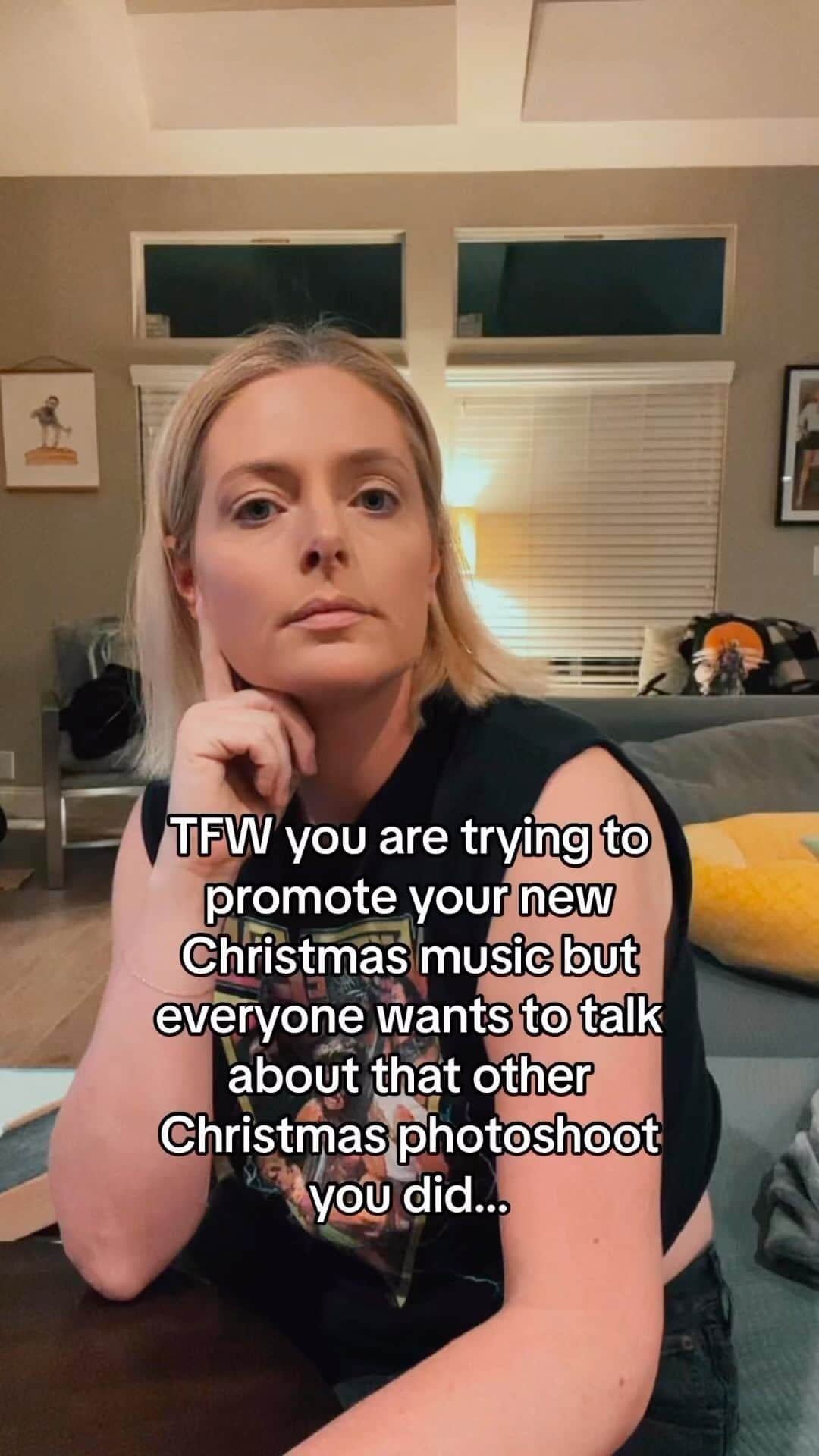 ローレン・アッシュのインスタグラム：「What can I say? I’ve always been a #christmas icon! 😂 #poppunk #newmusic #dinafox #superstore」