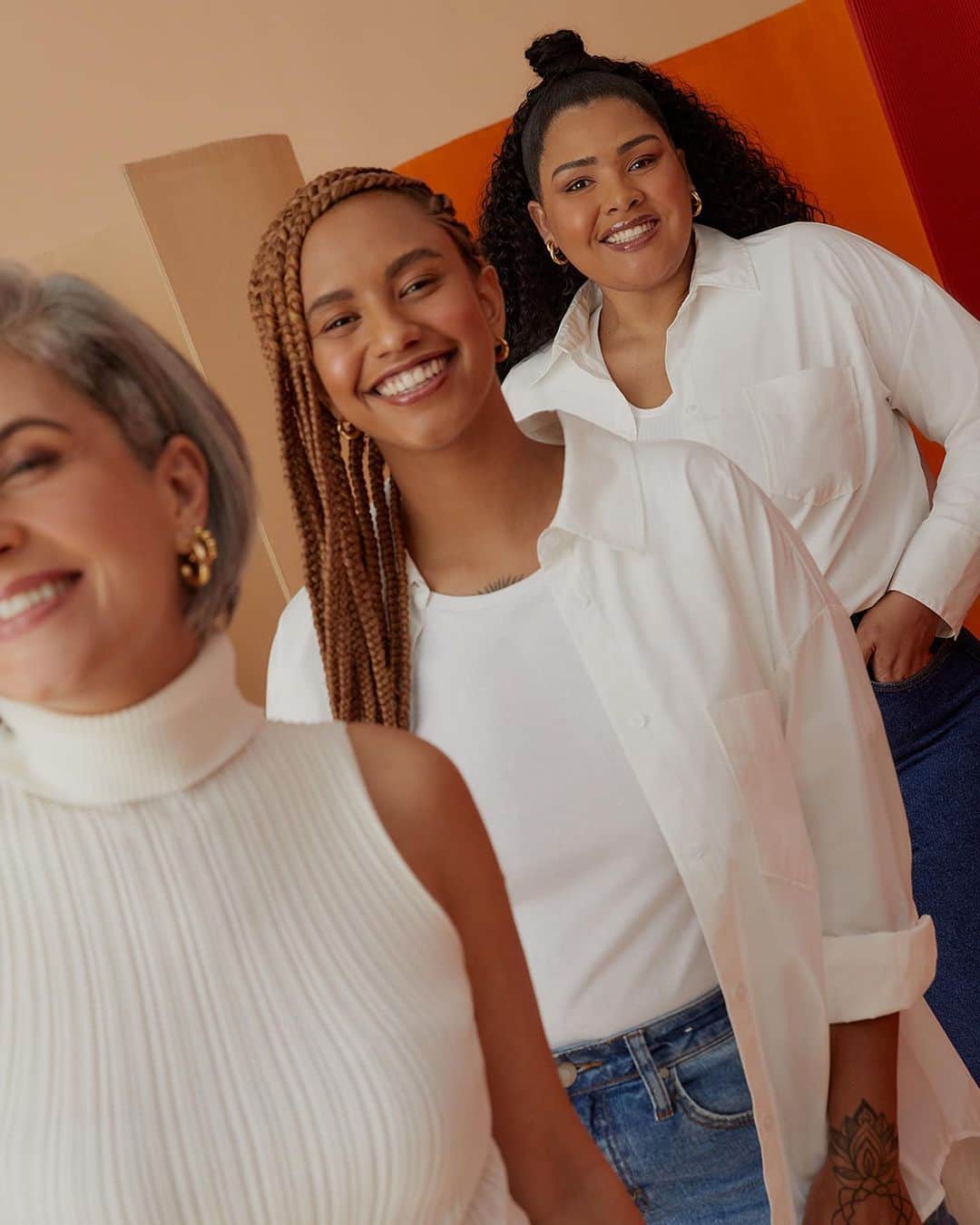 ロジャス・レナーのインスタグラム：「Para nós, a moda vai muito além do vestir. Ela também é um agente de transformação social.❤️ É por isso que o movimento #TodasAvançamJuntas incentiva o empreendedorismo feminino, impulsionando a independência financeira das mulheres através do @institutolojasrenner. Garanta os seus looks e faça parte dessa iniciativa. #ModaFeminina #InspiraçãoFeminina #EmpoderamentoFeminino」