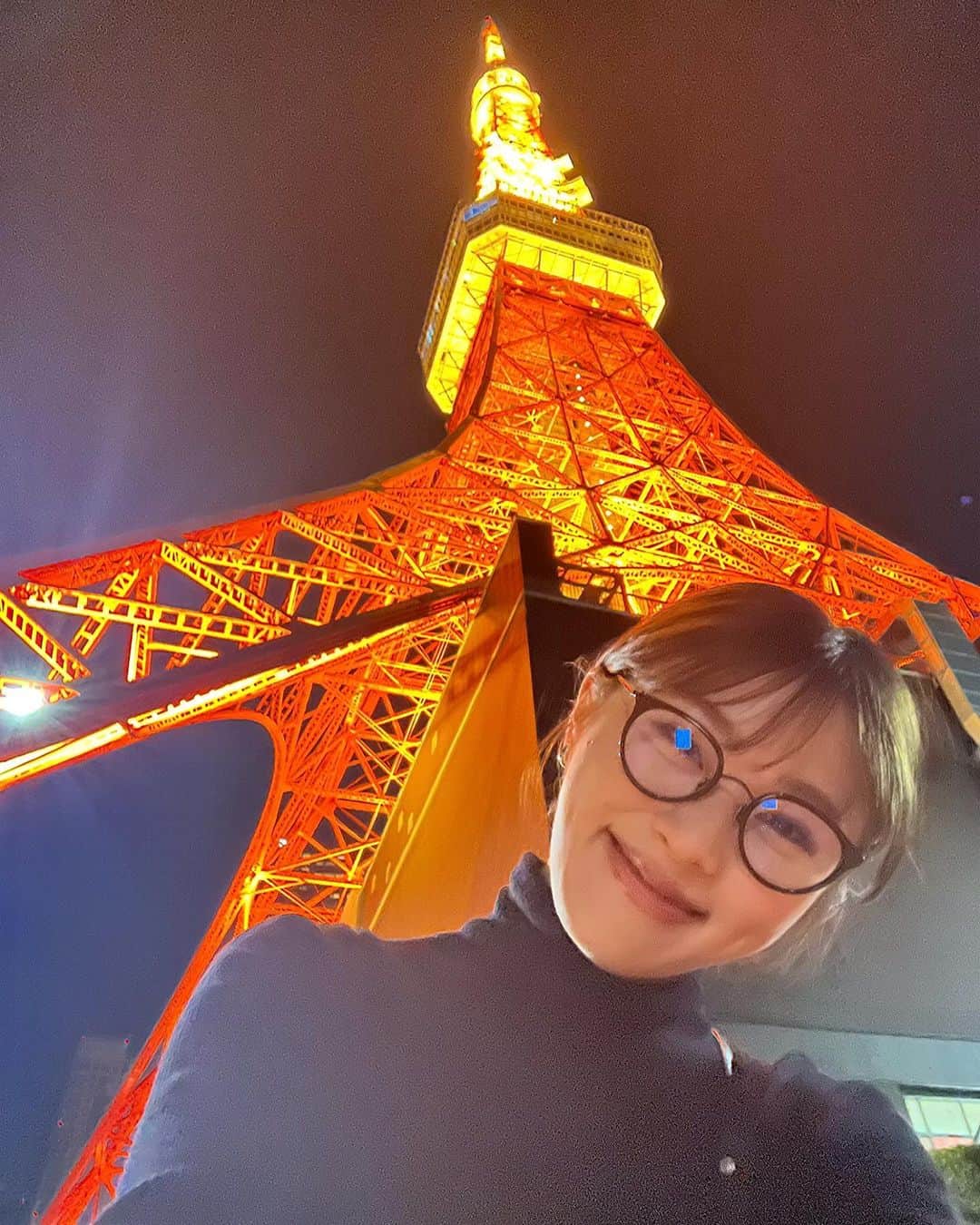 渋谷凪咲さんのインスタグラム写真 - (渋谷凪咲Instagram)「先日、食後のおさんぽがてらに東京タワーを見に行きました🗼✨  ご立派でした〜！！  でもどうやって撮ったら綺麗に撮れるか分からず、撮る側も撮られる側もへらへらしながら終わっちゃいました☺️笑  #夜さんぽ  #いいですよね #夜お肉 #美味しかったなあ♡ #歩いてると #近くで移動販売の石焼き芋屋さんを見つけましたよ！ #冬到来のお知らせを受けてわくわくしました🍠 #東京タワー #どうやったら綺麗に撮れるんですか？☺️笑」10月18日 23時55分 - nagisa_nikoniko
