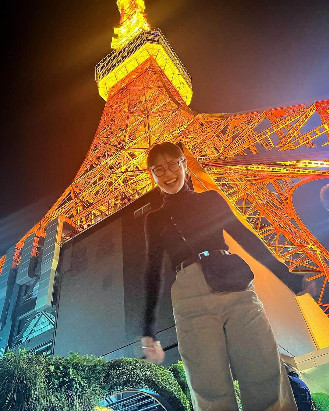 渋谷凪咲さんのインスタグラム写真 - (渋谷凪咲Instagram)「先日、食後のおさんぽがてらに東京タワーを見に行きました🗼✨  ご立派でした〜！！  でもどうやって撮ったら綺麗に撮れるか分からず、撮る側も撮られる側もへらへらしながら終わっちゃいました☺️笑  #夜さんぽ  #いいですよね #夜お肉 #美味しかったなあ♡ #歩いてると #近くで移動販売の石焼き芋屋さんを見つけましたよ！ #冬到来のお知らせを受けてわくわくしました🍠 #東京タワー #どうやったら綺麗に撮れるんですか？☺️笑」10月18日 23時55分 - nagisa_nikoniko