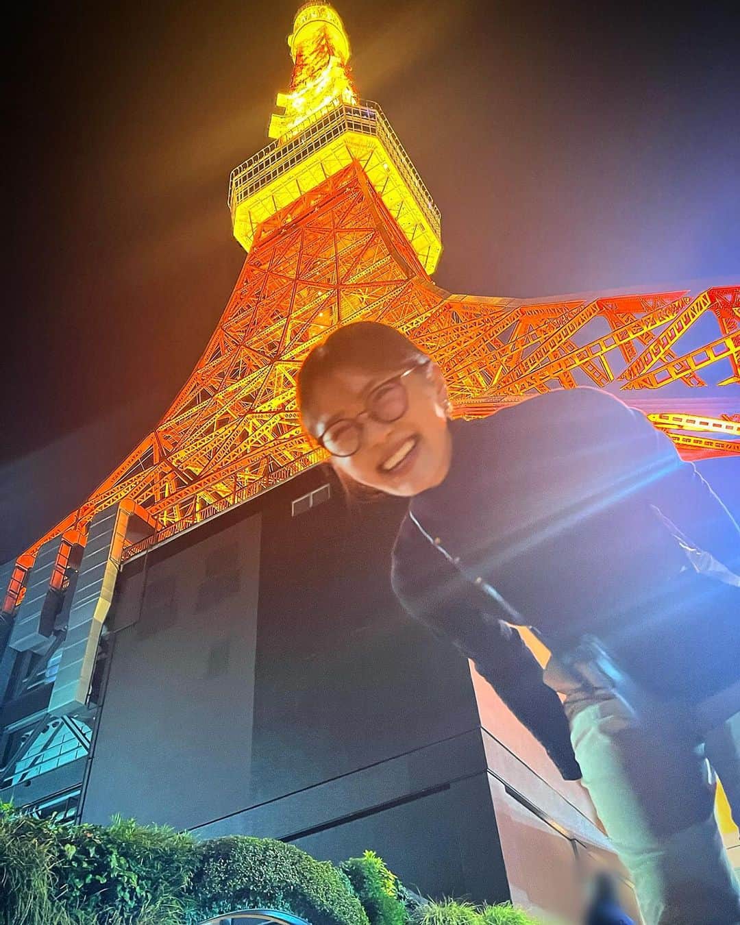 渋谷凪咲のインスタグラム：「先日、食後のおさんぽがてらに東京タワーを見に行きました🗼✨  ご立派でした〜！！  でもどうやって撮ったら綺麗に撮れるか分からず、撮る側も撮られる側もへらへらしながら終わっちゃいました☺️笑  #夜さんぽ  #いいですよね #夜お肉 #美味しかったなあ♡ #歩いてると #近くで移動販売の石焼き芋屋さんを見つけましたよ！ #冬到来のお知らせを受けてわくわくしました🍠 #東京タワー #どうやったら綺麗に撮れるんですか？☺️笑」