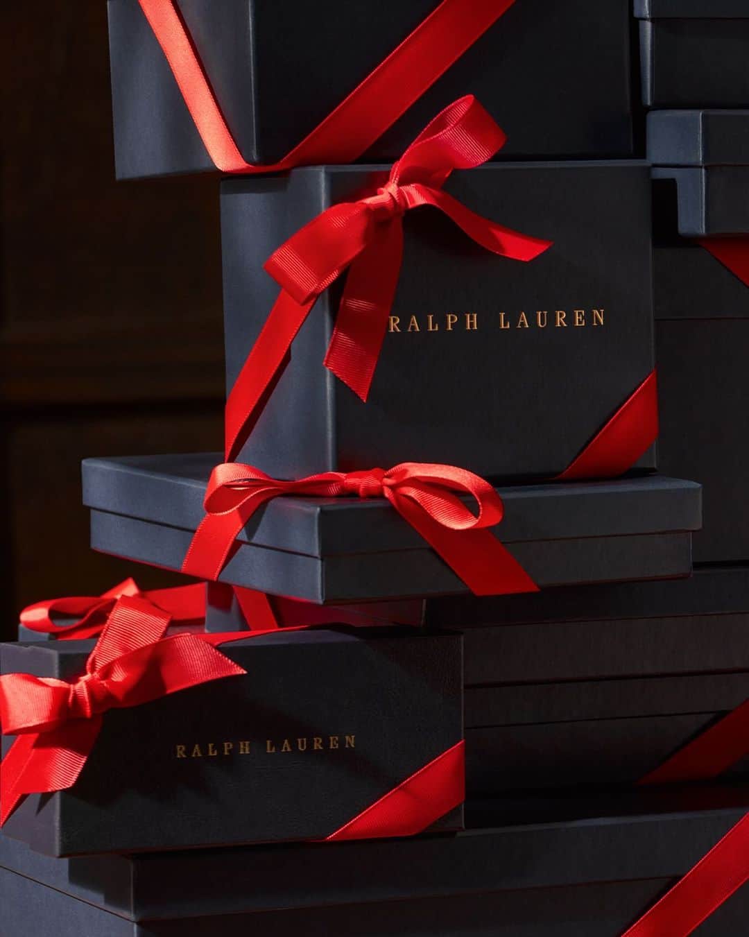 Polo Ralph Laurenさんのインスタグラム写真 - (Polo Ralph LaurenInstagram)「Celebrate the holiday season with our selection of timeless #RLGifts and a variety of #RalphLauren gift services for everyone on your list.  Discover #RLHoliday via the link in bio.」10月19日 0時01分 - poloralphlauren