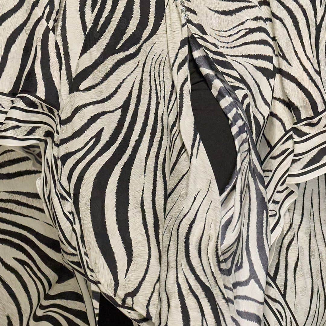 レオナールのインスタグラム：「Les nuances sensuelles de l'imprimé zébré KITTY. * The sensual shades of the KITTY zebra print.  #LEONARDPARIS #LEONARDFW23 #LeonardFashionShow #PFW」