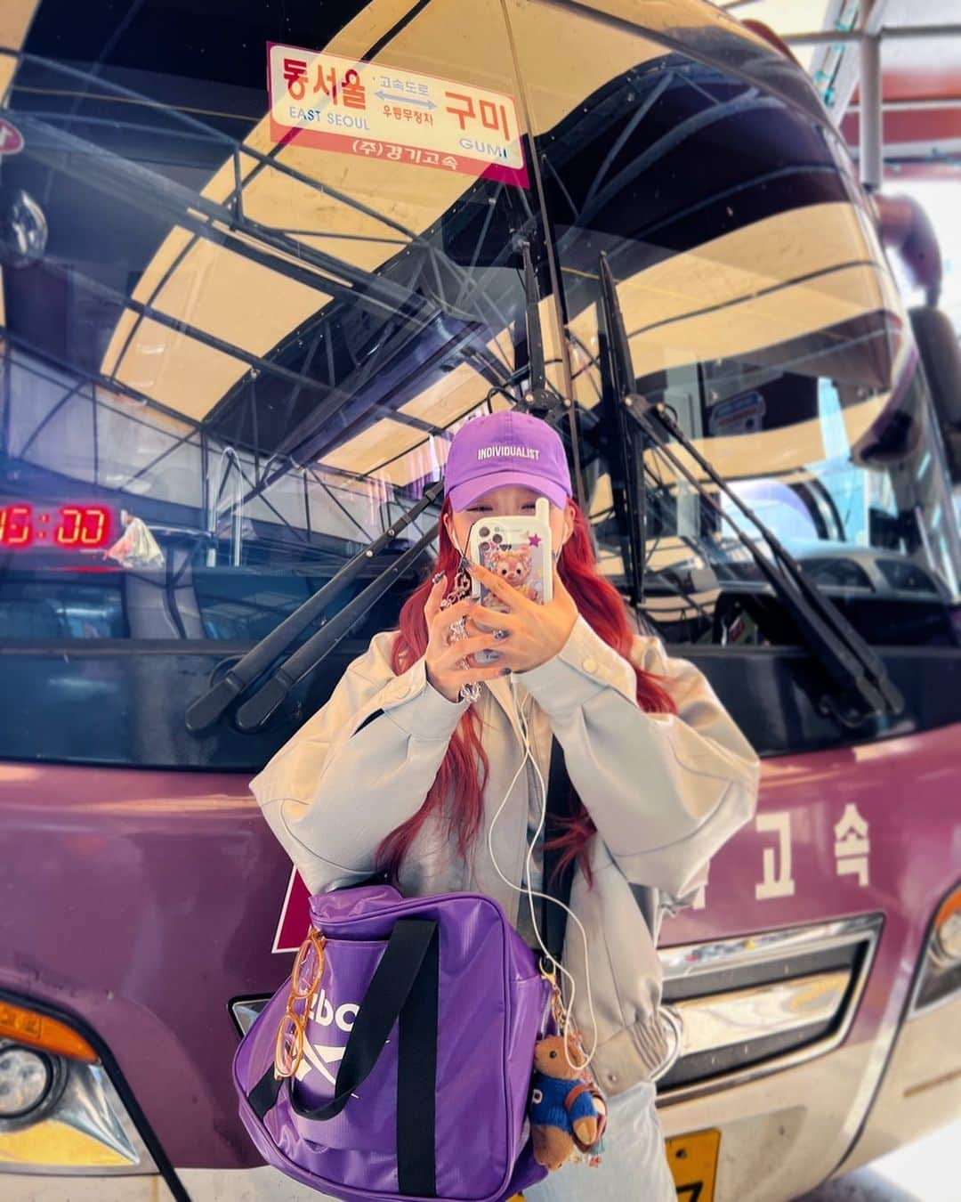 チャンミのインスタグラム：「🚌구미로 떠나요-!!🚌 퀸덤퍼즐 끝나고 영화도 끝나고 휴가입니다-!! 다음주까지 여기저기로 떠나보려구요-!! 첫번째로는 구미🫶  (요즘 내 애정템👜💜고마워 언니 @stella_1028 🫶)」