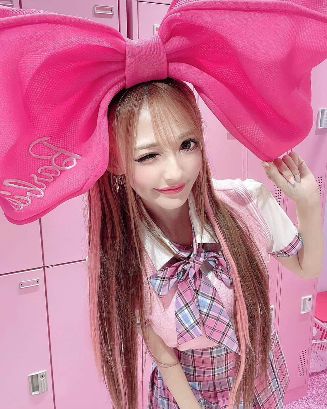 寿リリカのインスタグラム：「♡ おっきなおりぼんカチューシャ🎀 ぴんくBarbieかわいすぎ🎀🩷🩷 ♡ みき校長先生からCHOAガールズたちへのプレゼントなのよん🎁💕💕 ♡ おりぼんに合わせてピンクチェックな制服コーデにしたよん😘🩷🩷🩷 ♡ #ラフォーレ原宿 #韓国制服 #韓国制服レンタル #制服レンタル #原宿」