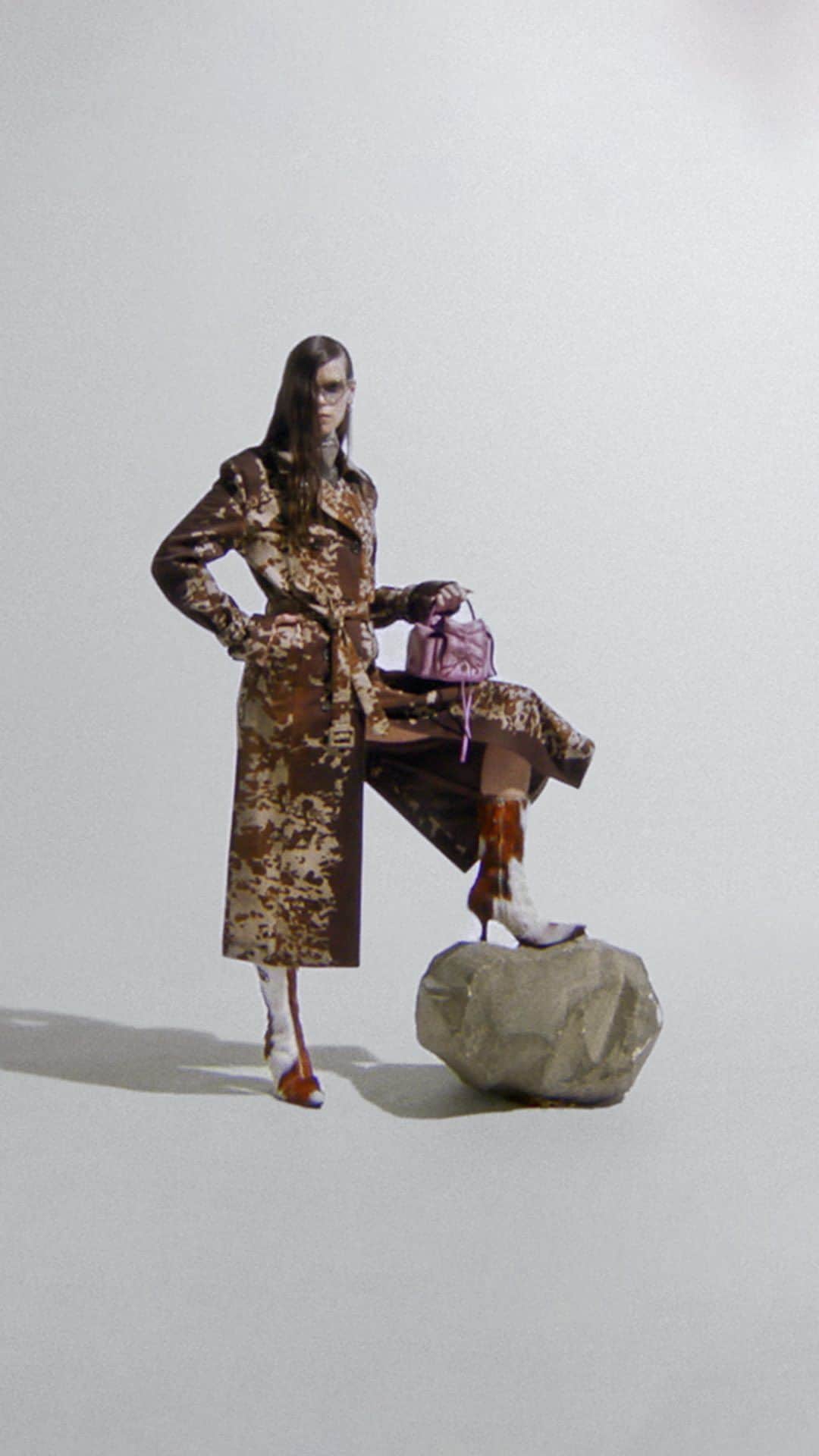 のインスタグラム：「Print on print. Discover #AcneStudios FW23 furry boots and trench coat, now in store and online.    Photographer: @EstelleHanania Stylist: @Leopolda.Duchemin Hair: @TomWrightHair Make-Up: @Masae__Ito Set Design: #AliceKirkpatrick (@Alicekpk)  Casting: @JuliaLangeCasting Nails: @ElsaDurrens」