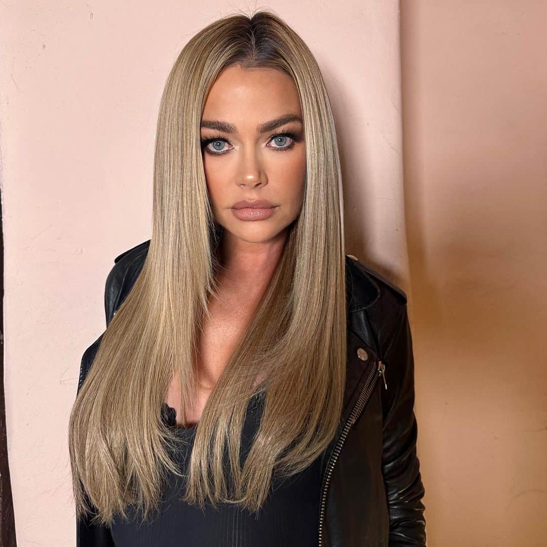 デニス・リチャーズのインスタグラム：「Gave @deniserichards some longer locks using color SUNSET from @hiddencrownhair  MUA @julzhopemua」