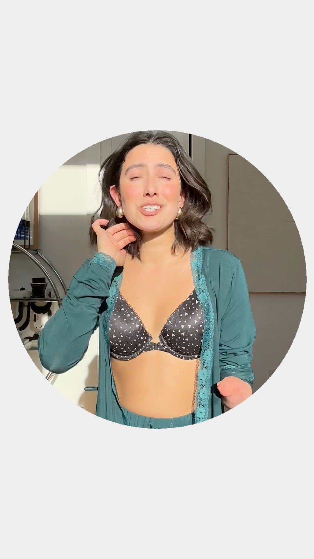 ヴィクトリアズ・シークレットのインスタグラム：「Magnetic closures? Check. Front strap adjustors? Check. Sensory-friendly fabric? Check. We love seeing @aprillockhart show off the new VS Adaptive styles, complete with the GAMUT Seal of Approval™—reassuring customers who purchase VS & PINK Adaptive products that a stringent set of requirements developed by experts in the disability space have been met.     Shop VS & PINK Adaptive at the link in our bio.  Reel description: Influencer and model April Lockhart shows off the new Adaptive Body by Victoria Bra and Panties with magnetic closures.」