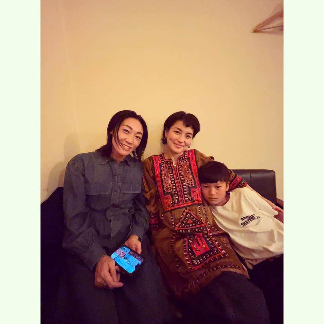 桃生亜希子のインスタグラム：「家族で秋の大阪へ。 　大阪、すごくあったかくてテンションが上がった。 　 　夜は、NYに住んでいた頃に出会ったかなみ　@kanamikanami に大阪のDeep spotに連れて行ってもらう。😆 　   かなみは最高に美味しいチョコレートを作っていて、旦那さんのMikeが初めてのデートの時に、かわいい箱に入ったかなみのチョコをプレゼント🎁してくれた。✨ 　 　美人で超男前なかなみ。🔥 　久しぶりに会えて嬉しかったな。💓  　Mikeもお姉ちゃんと日本で過ごせて楽しそう！ 　2人、本当そっくりだな。👬  #koapselfie #osaka #大阪」